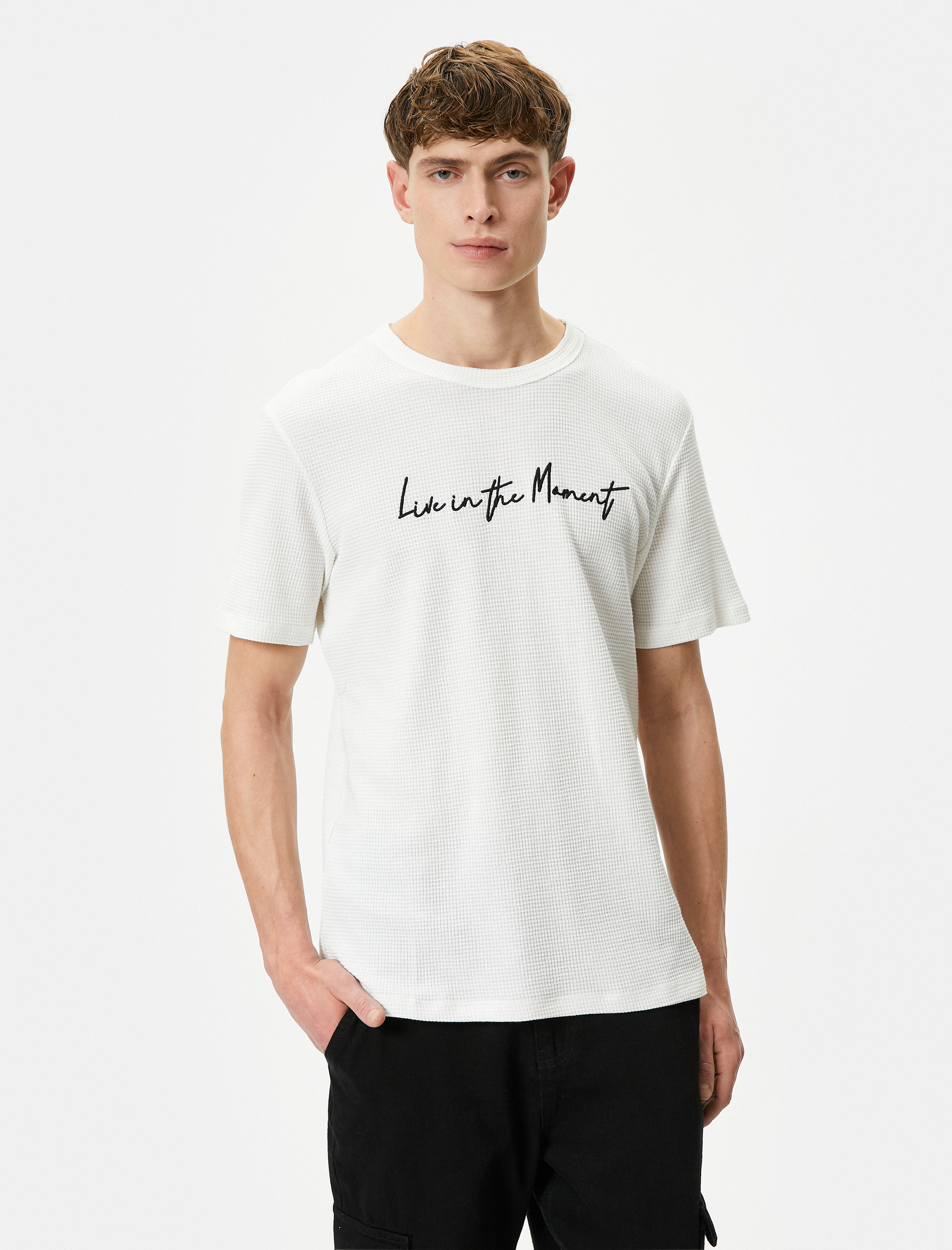   Slogan İşlemeli Tişört Slim Fit Dokulu Kısa Kollu Bisiklet Yaka