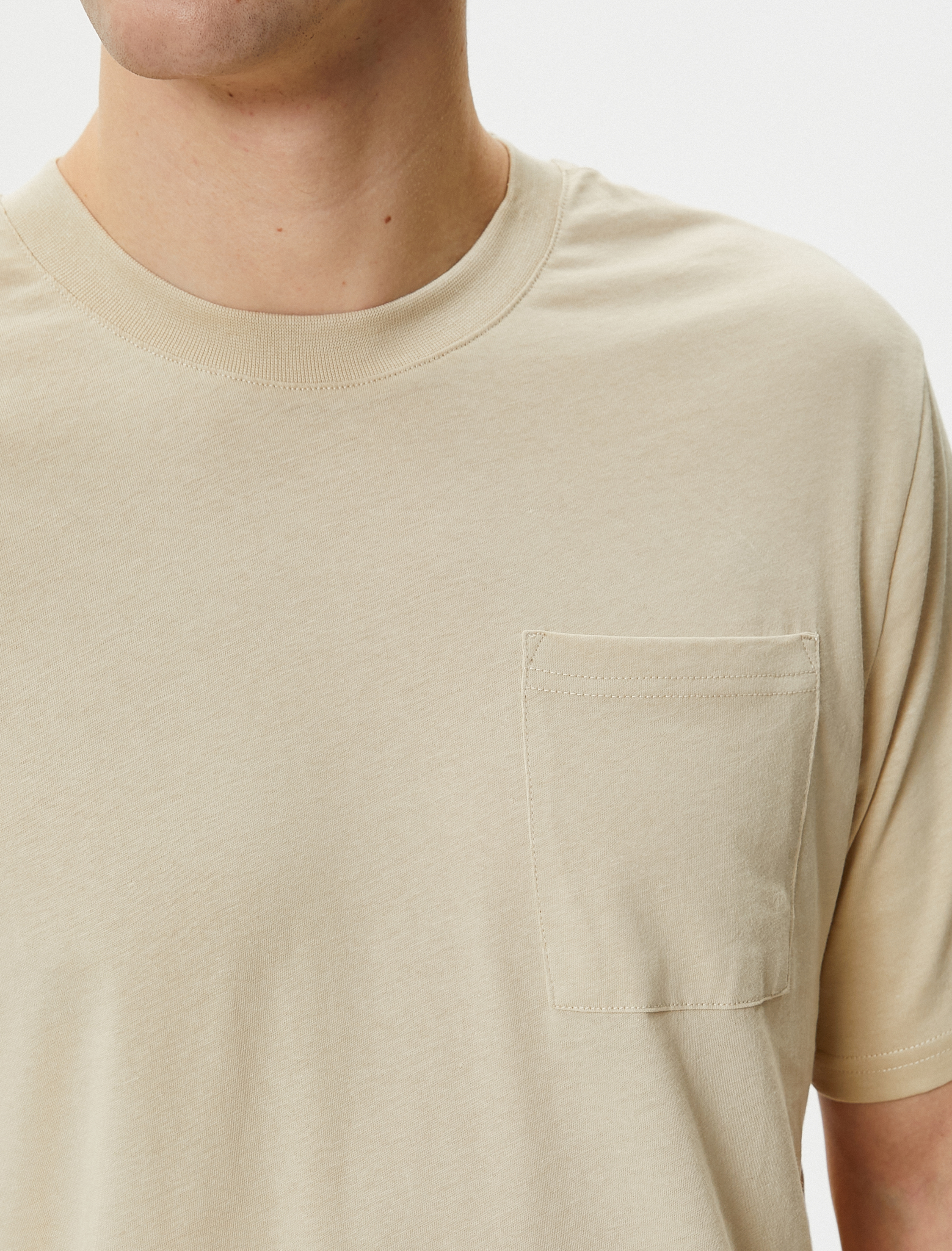   Basic Tişört Hafif Dik Yaka Tek Cep Detaylı Bisiklet Yaka Kısa Kollu