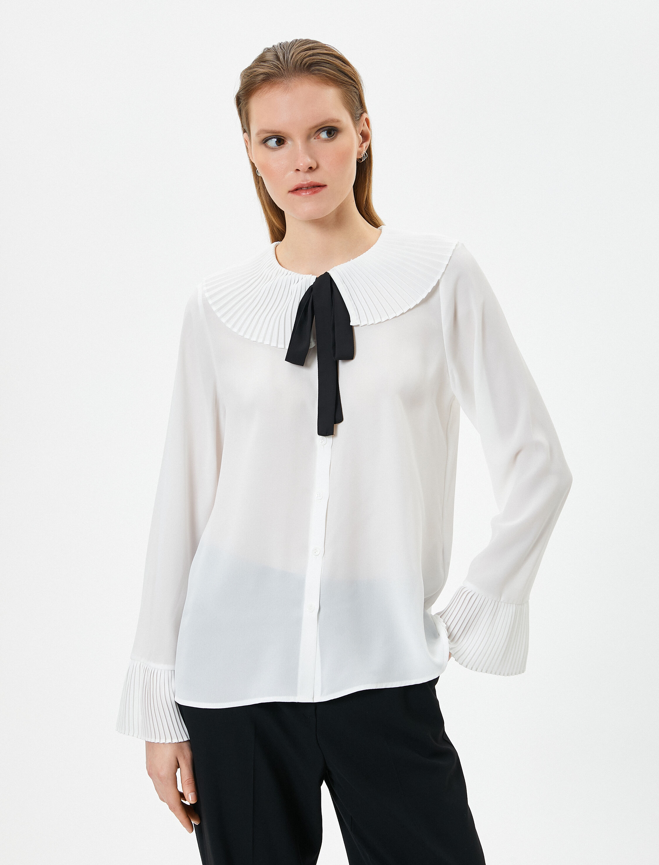   Pileli Geniş Yaka Gömlek Bağlama Detaylı Uzun Kollu