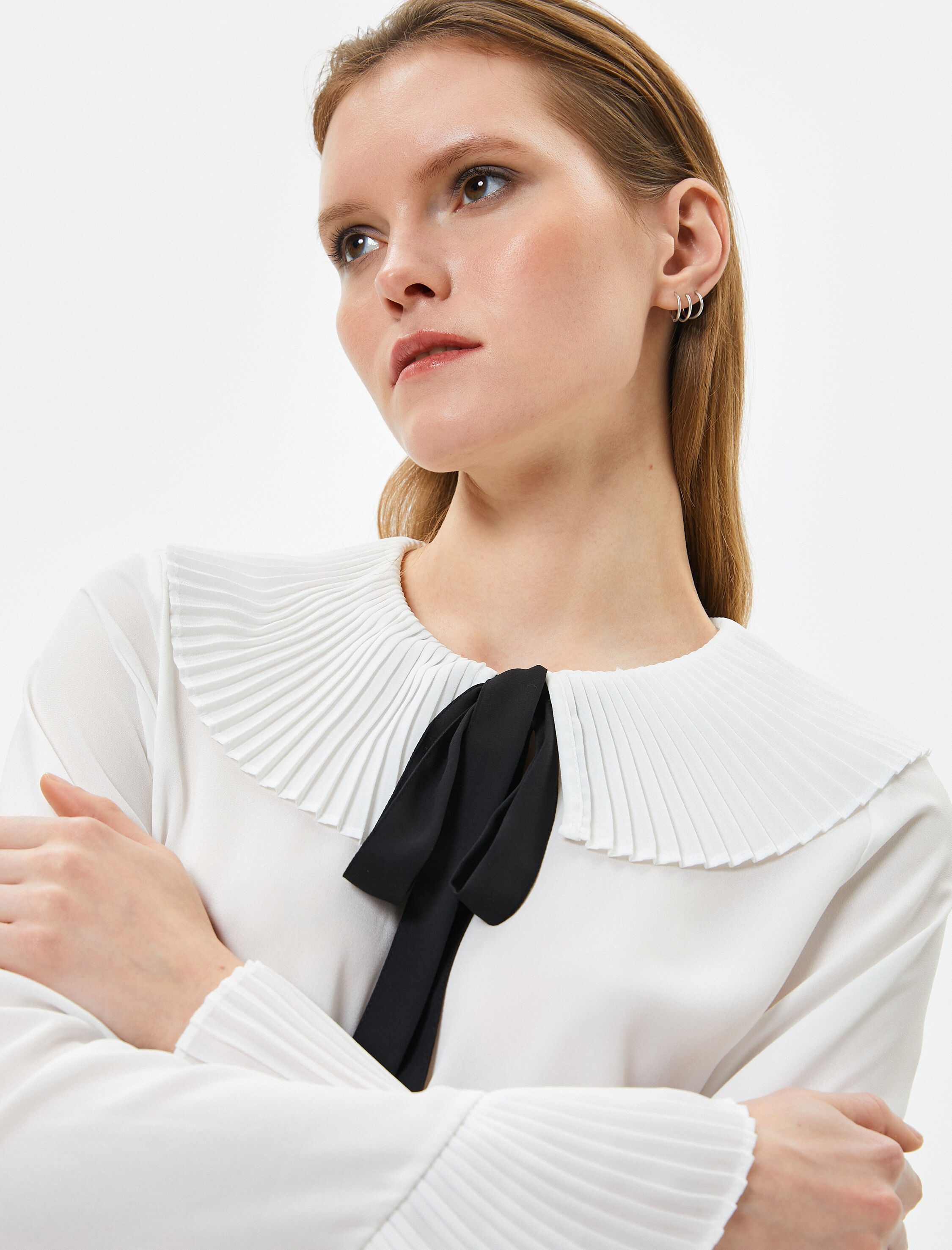   Pileli Geniş Yaka Gömlek Bağlama Detaylı Uzun Kollu