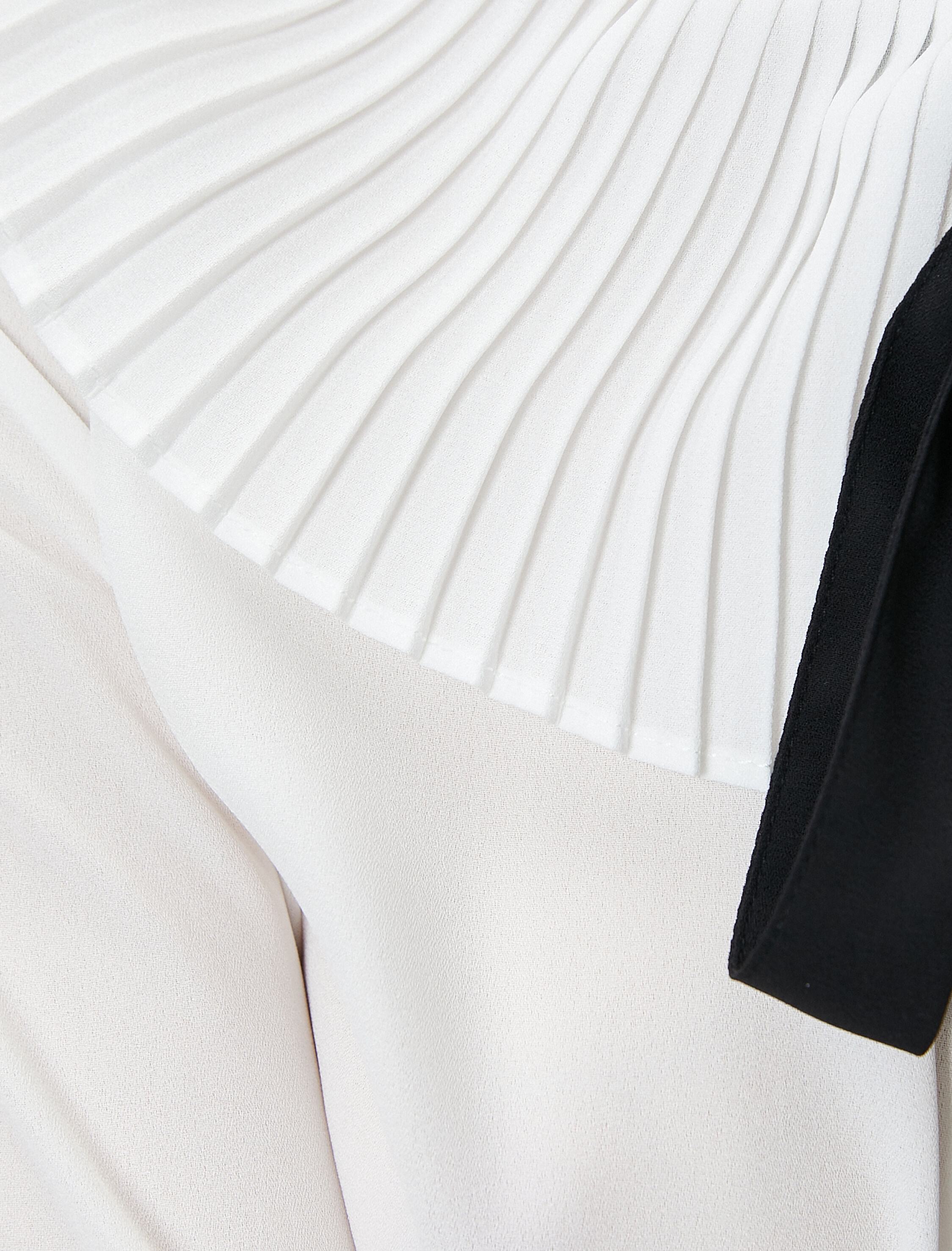   Pileli Geniş Yaka Gömlek Bağlama Detaylı Uzun Kollu