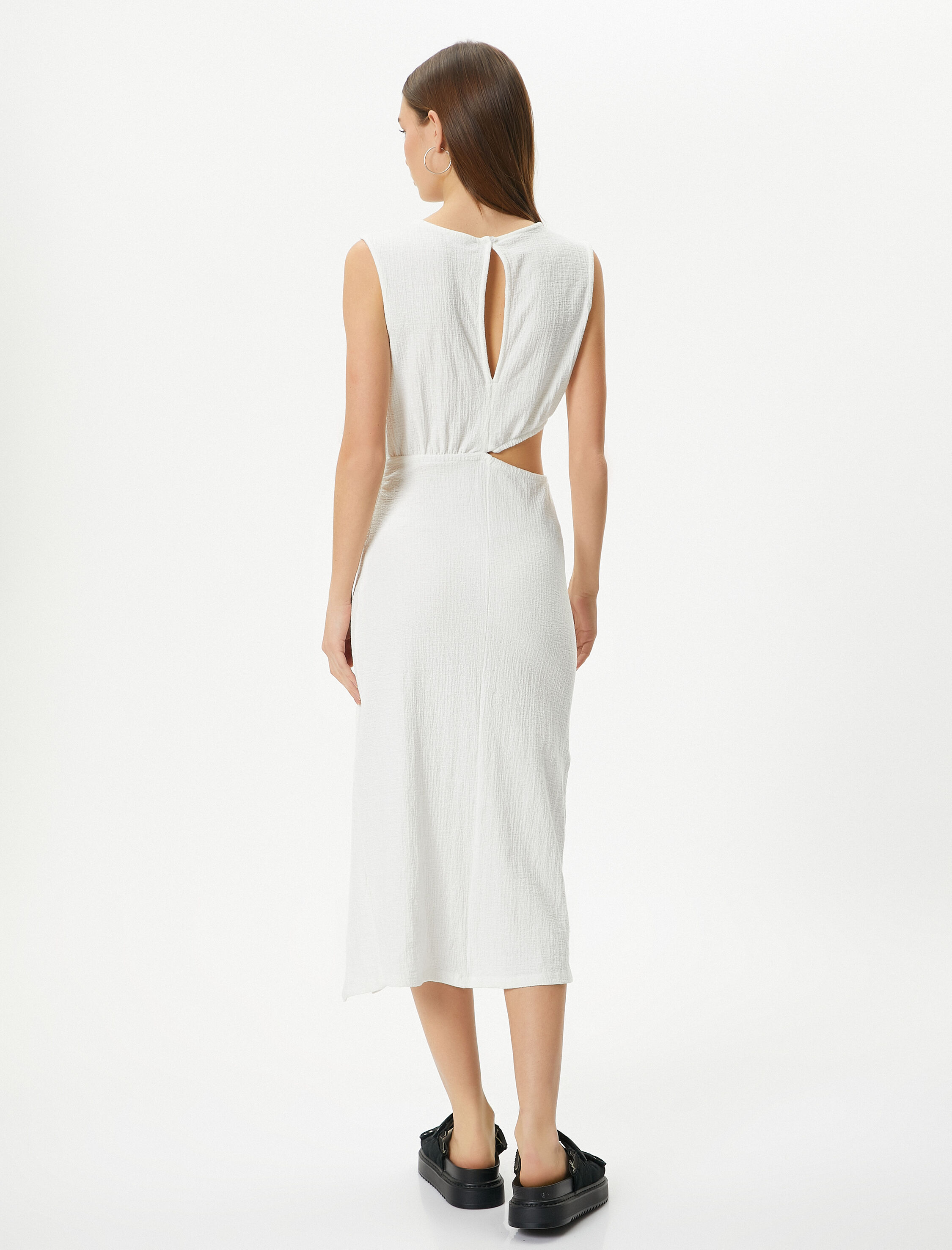   Pencere Detaylı Midi Elbise Kolsuz Yuvarlak Yaka Yırtmaç Detaylı Bürümcük