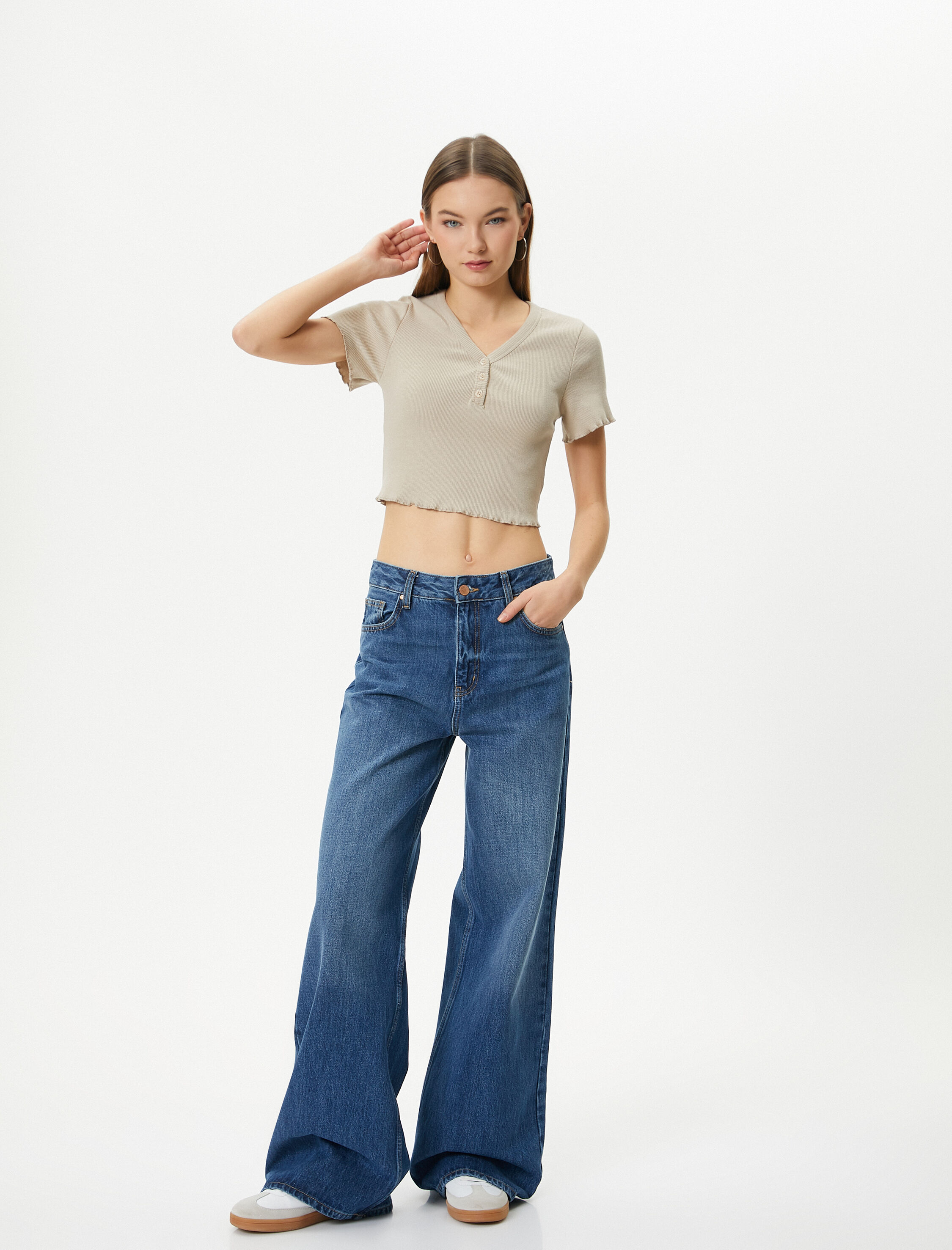   V Yaka Crop Tişört Ribanalı Kısa Kollu Düğme Detaylı