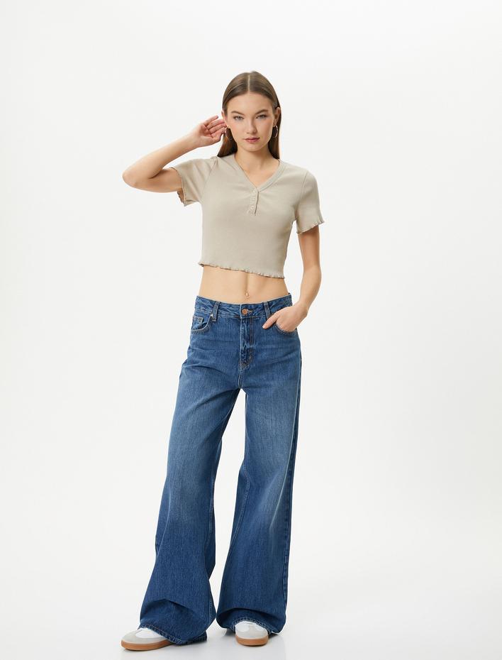  V Yaka Crop Tişört Ribanalı Kısa Kollu Düğme Detaylı