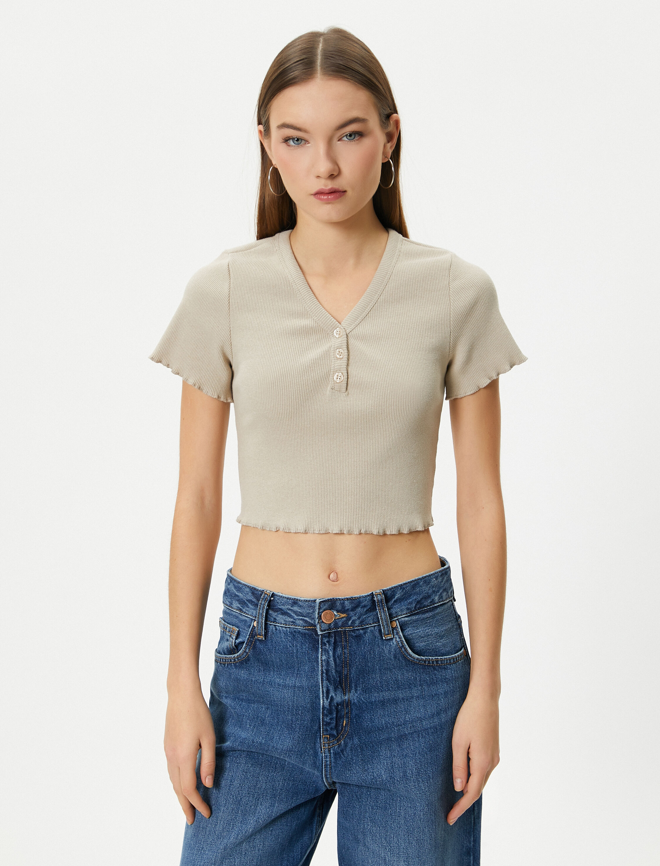   V Yaka Crop Tişört Ribanalı Kısa Kollu Düğme Detaylı