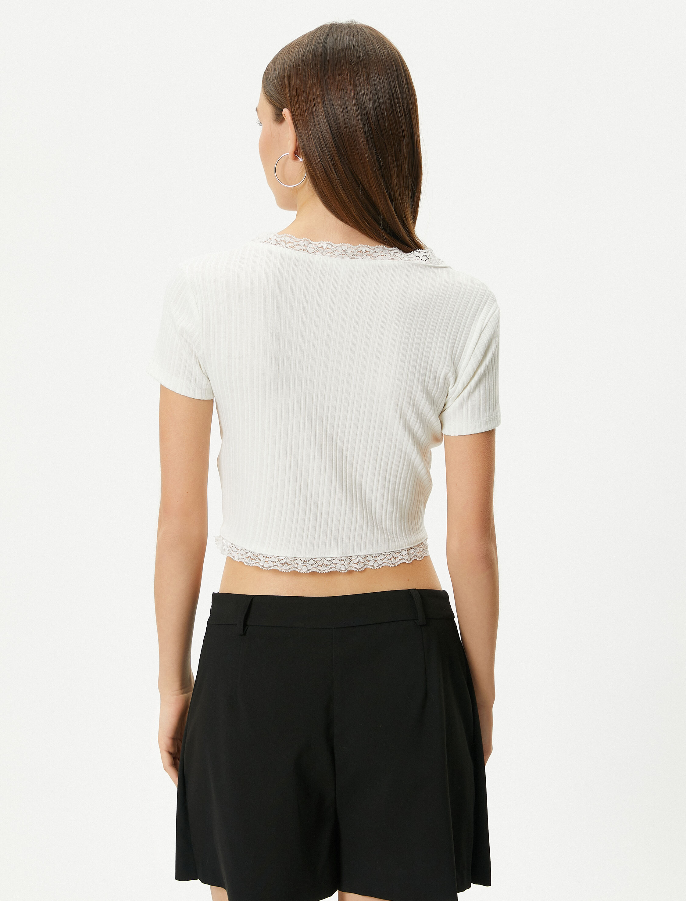   Crop V Yaka Tişört Ribanalı Düğmeli Dantel Detaylı Kısa Kollu