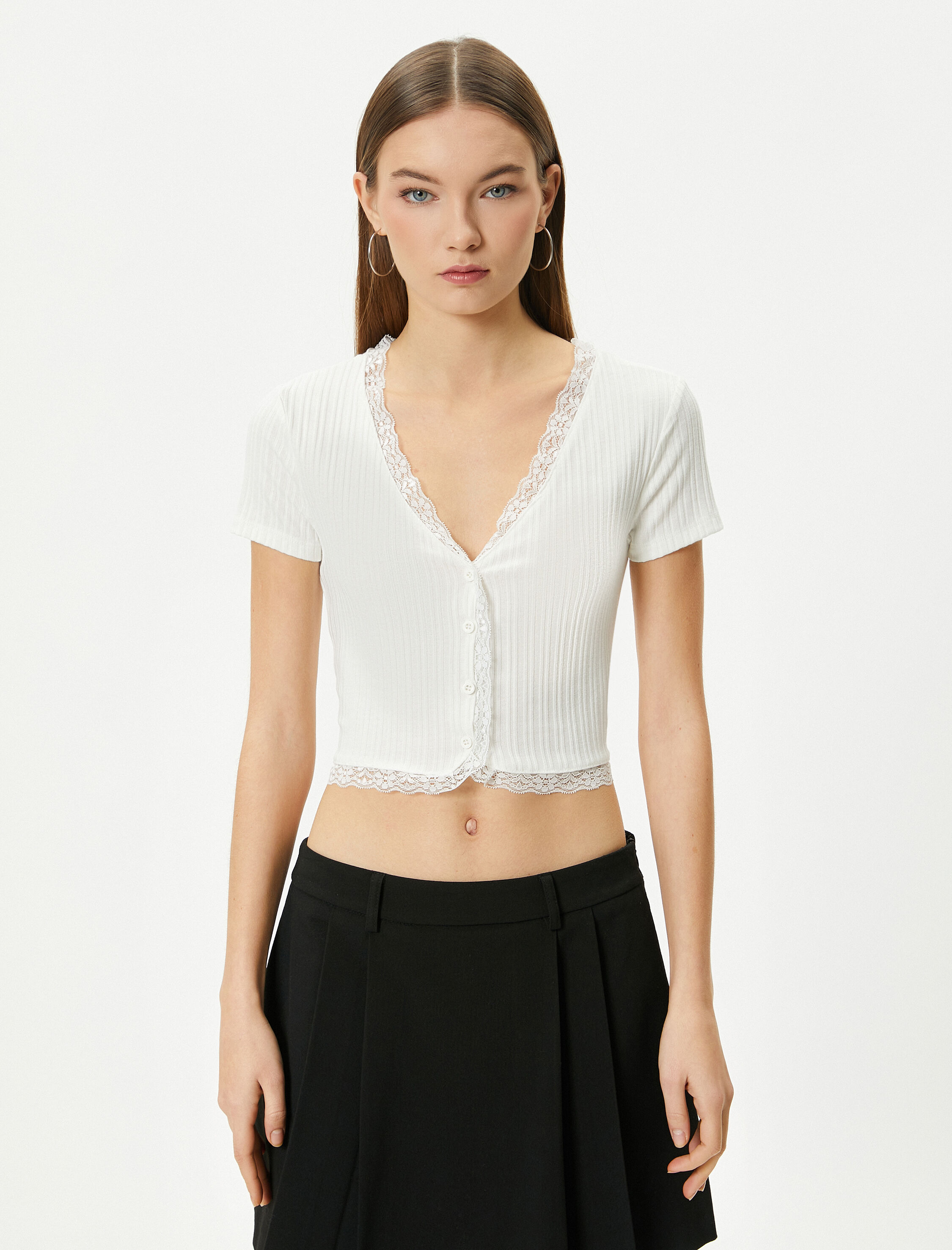   Crop V Yaka Tişört Ribanalı Düğmeli Dantel Detaylı Kısa Kollu