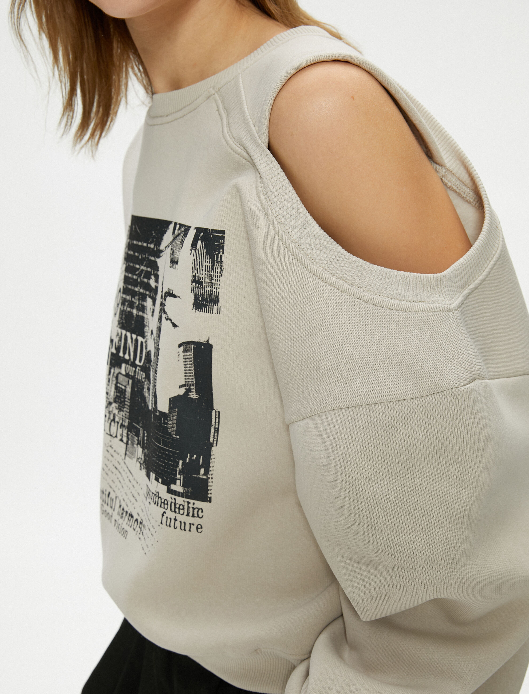   Şardonlu Pencere Detaylı Sweatshirt Rahat Kalıp Uzun Kollu Baskılı