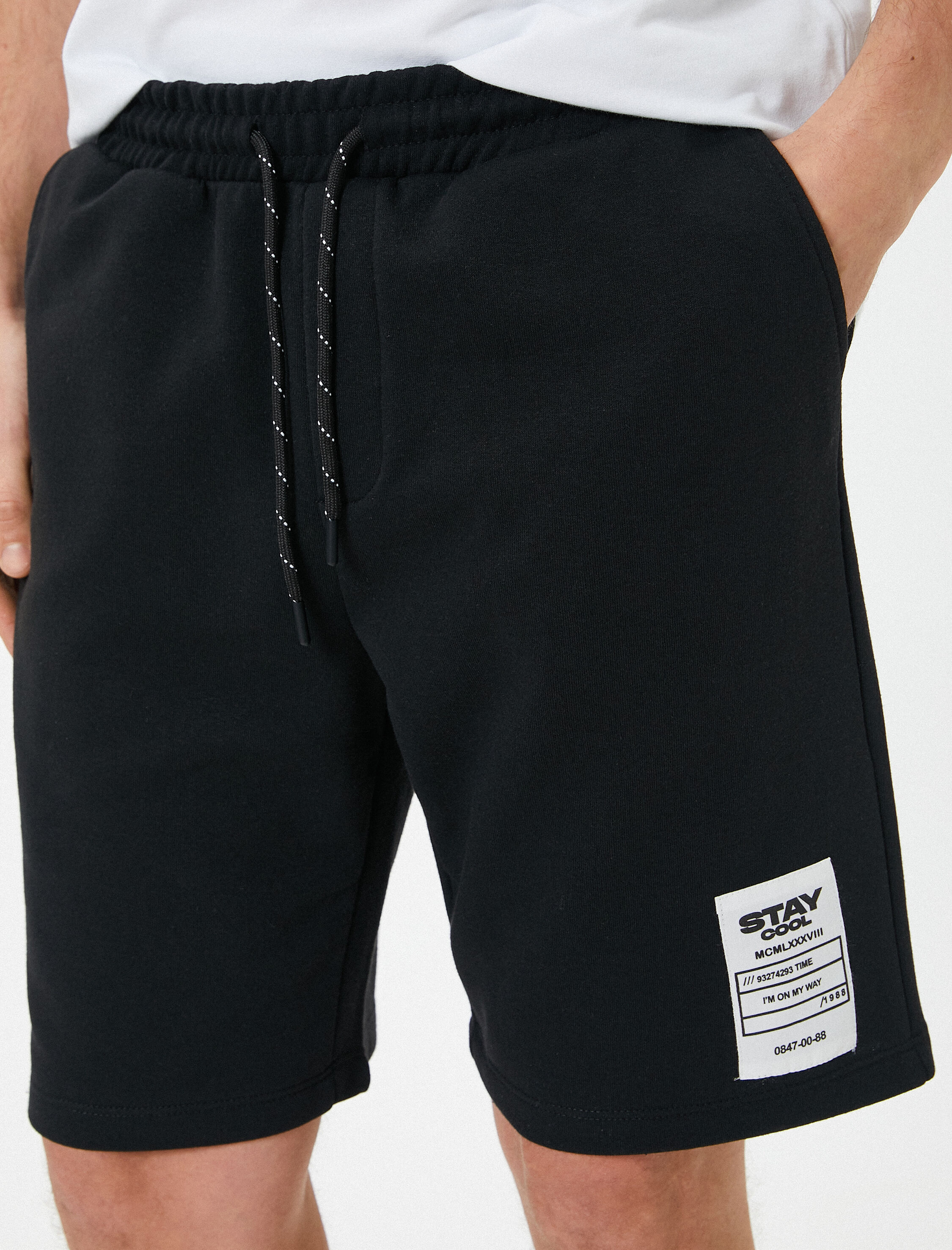   Bermuda Şort Etiket Baskılı Beli Bağcıklı Cep Detaylı