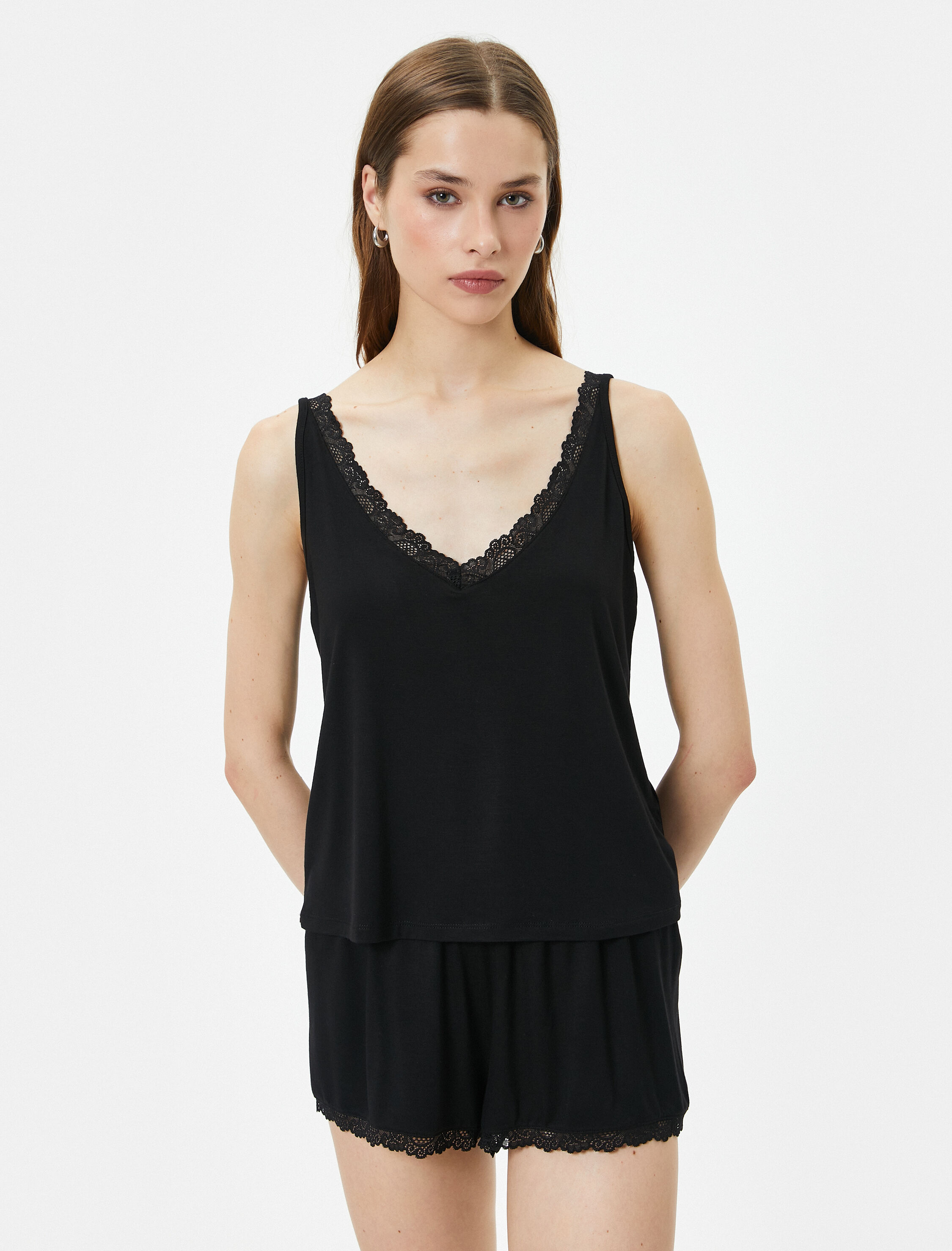   Atlet V Yaka Dantel Detaylı