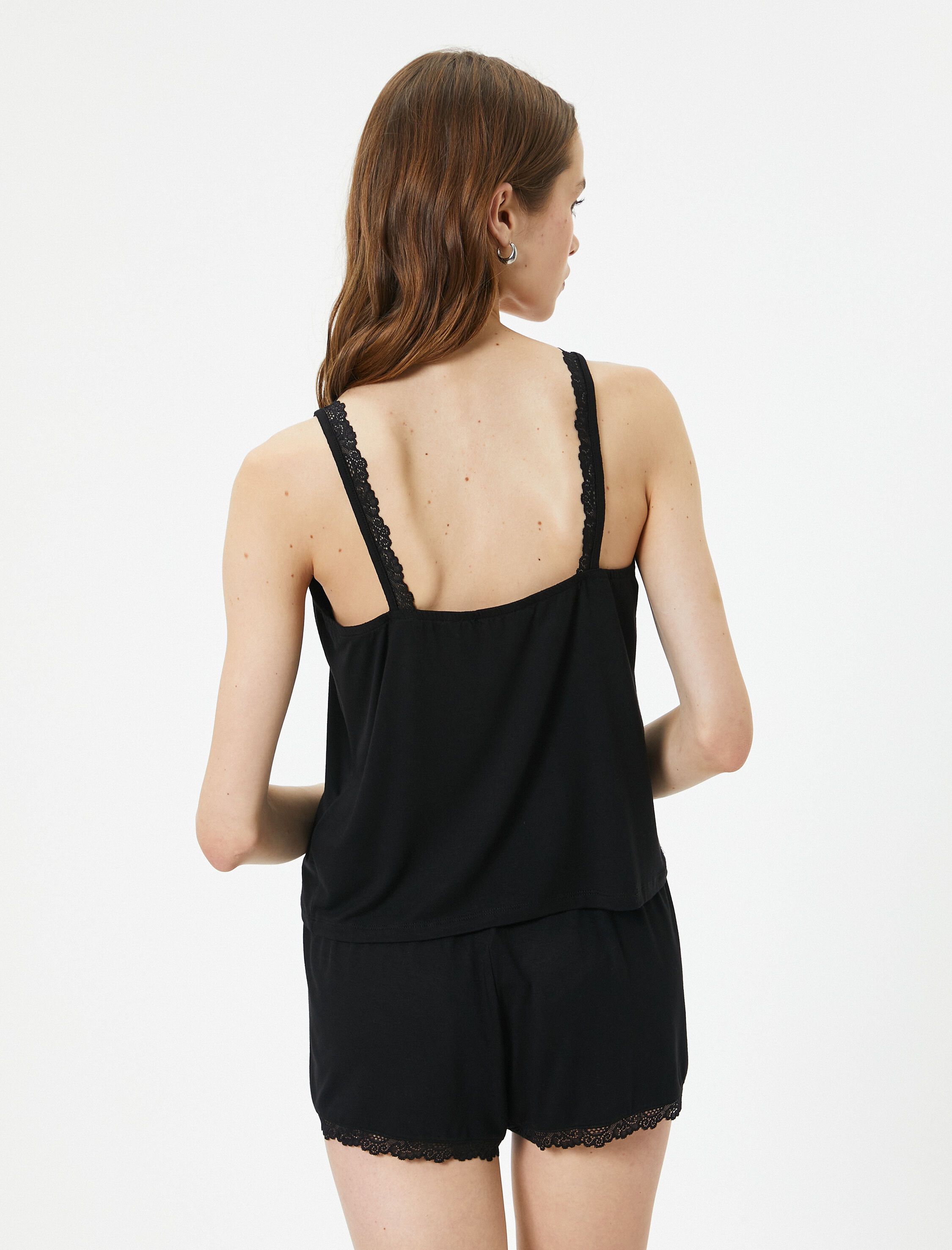   Atlet V Yaka Dantel Detaylı