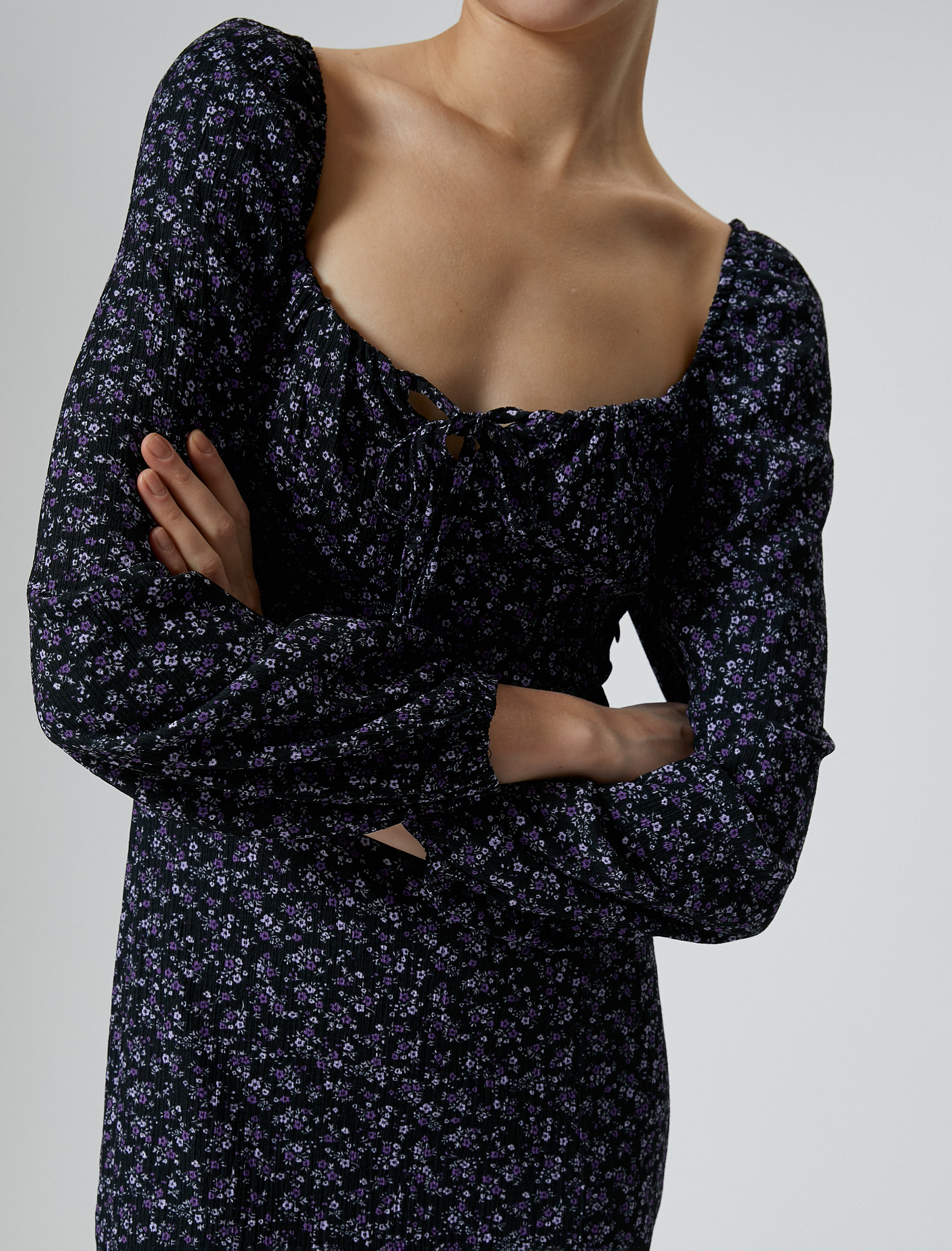   Çiçekli Yırtmaçlı Midi Elbise Uzun Kollu Kare Yaka Önü Bağlama Detaylı Bürümcük