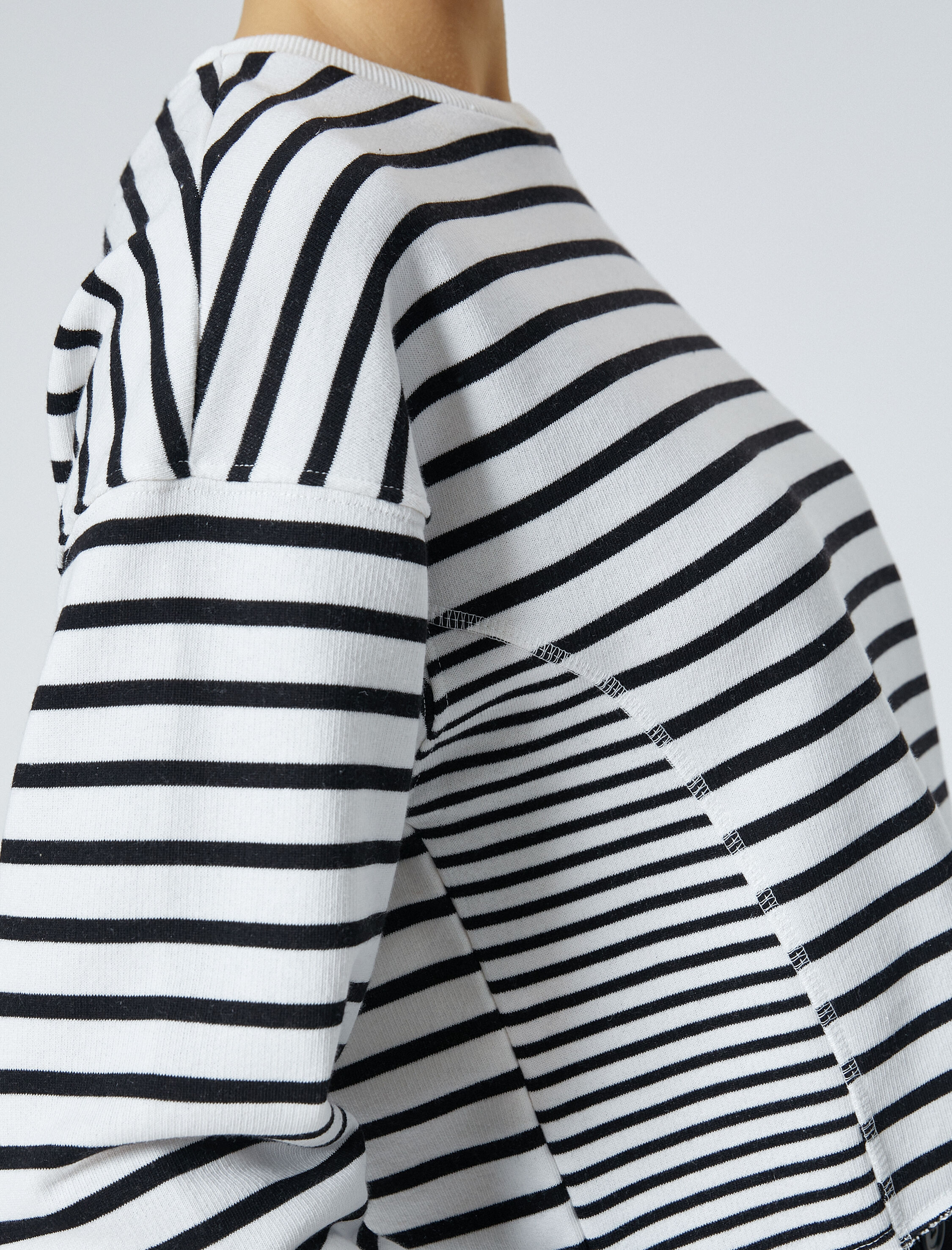   Bisiklet Yaka Sweatshirt Beli Eskitme Detaylı