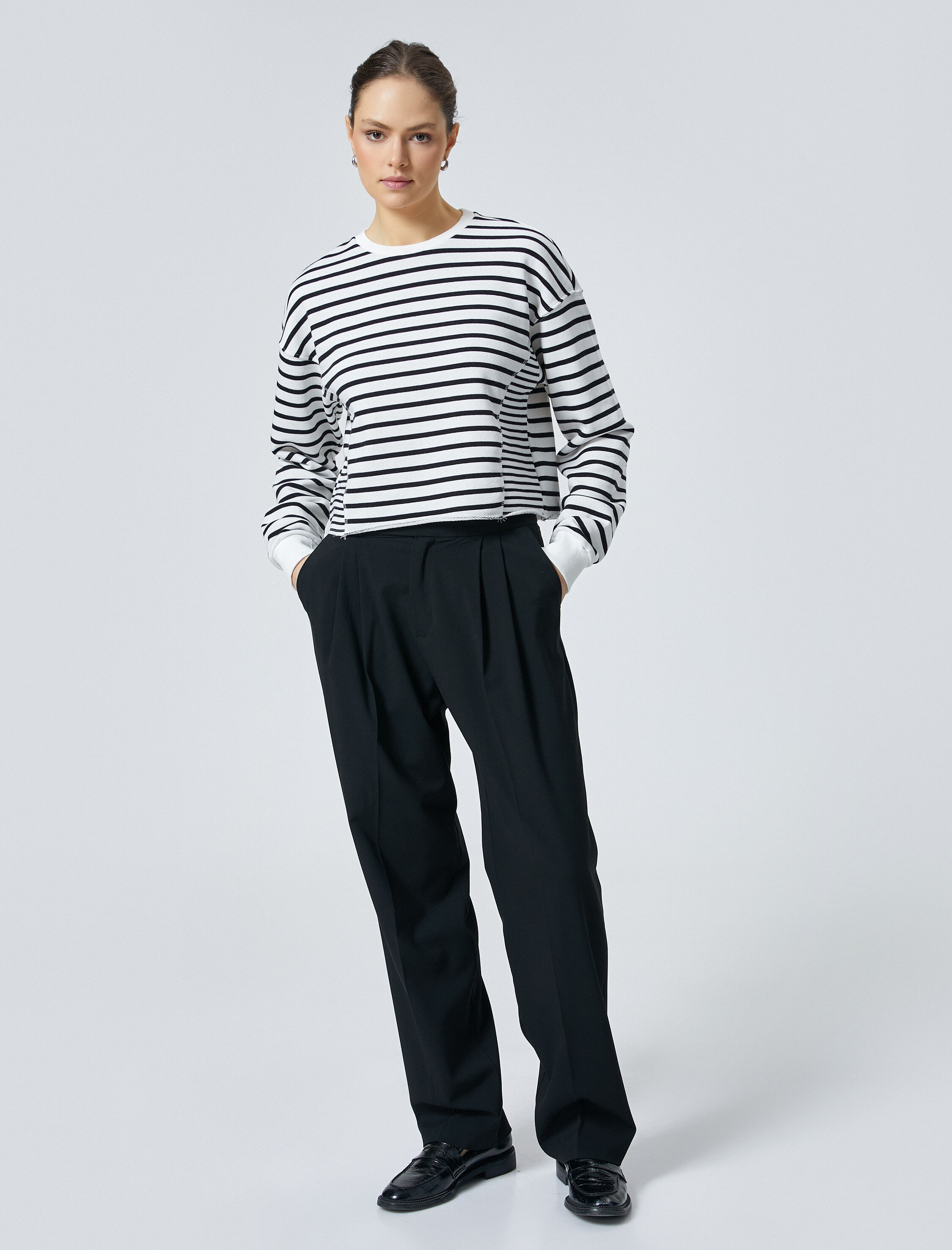   Bisiklet Yaka Sweatshirt Beli Eskitme Detaylı