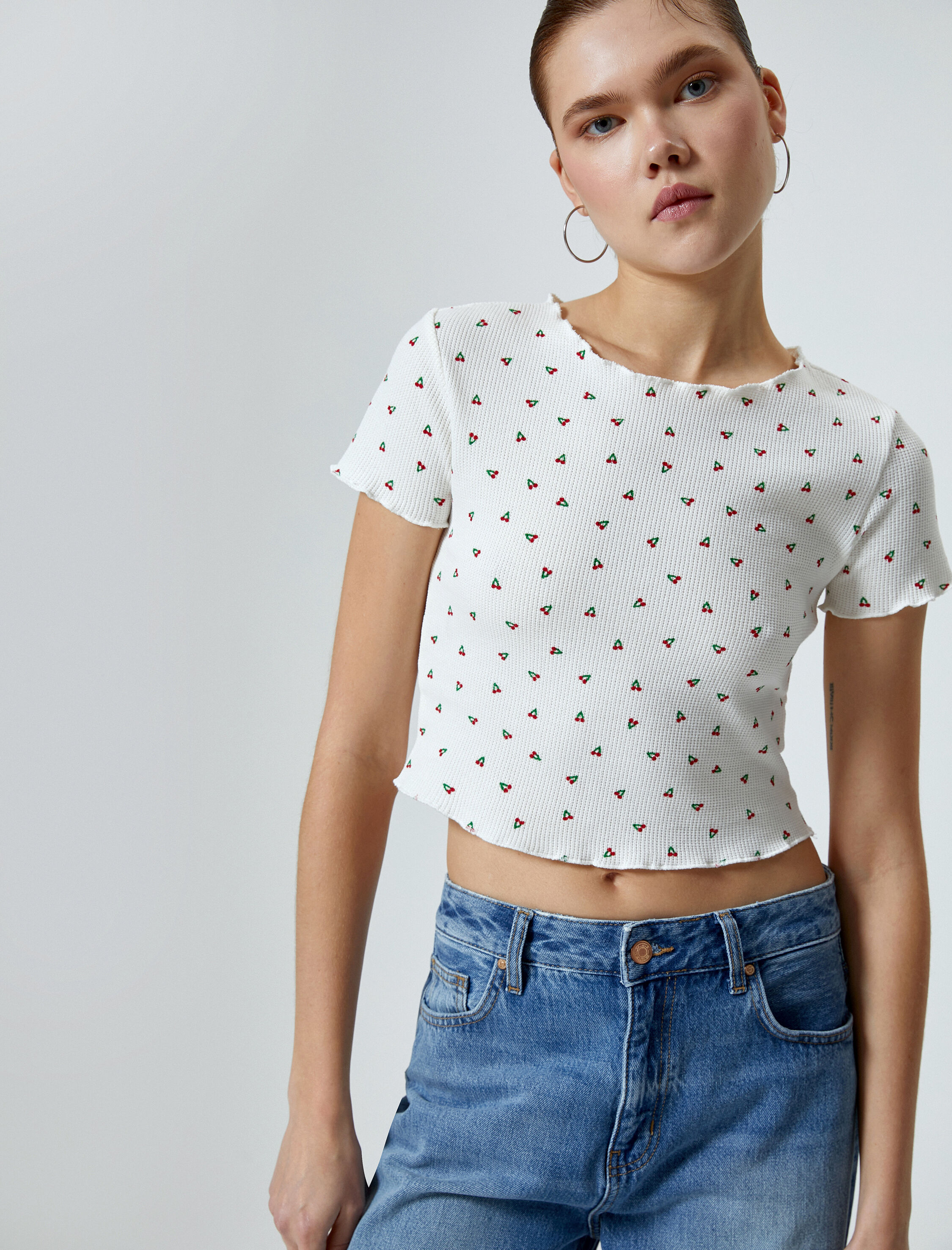   Kiraz Baskılı Crop Tişört Bisiklet Yaka Kısa Kollu Dokulu Pamuklu