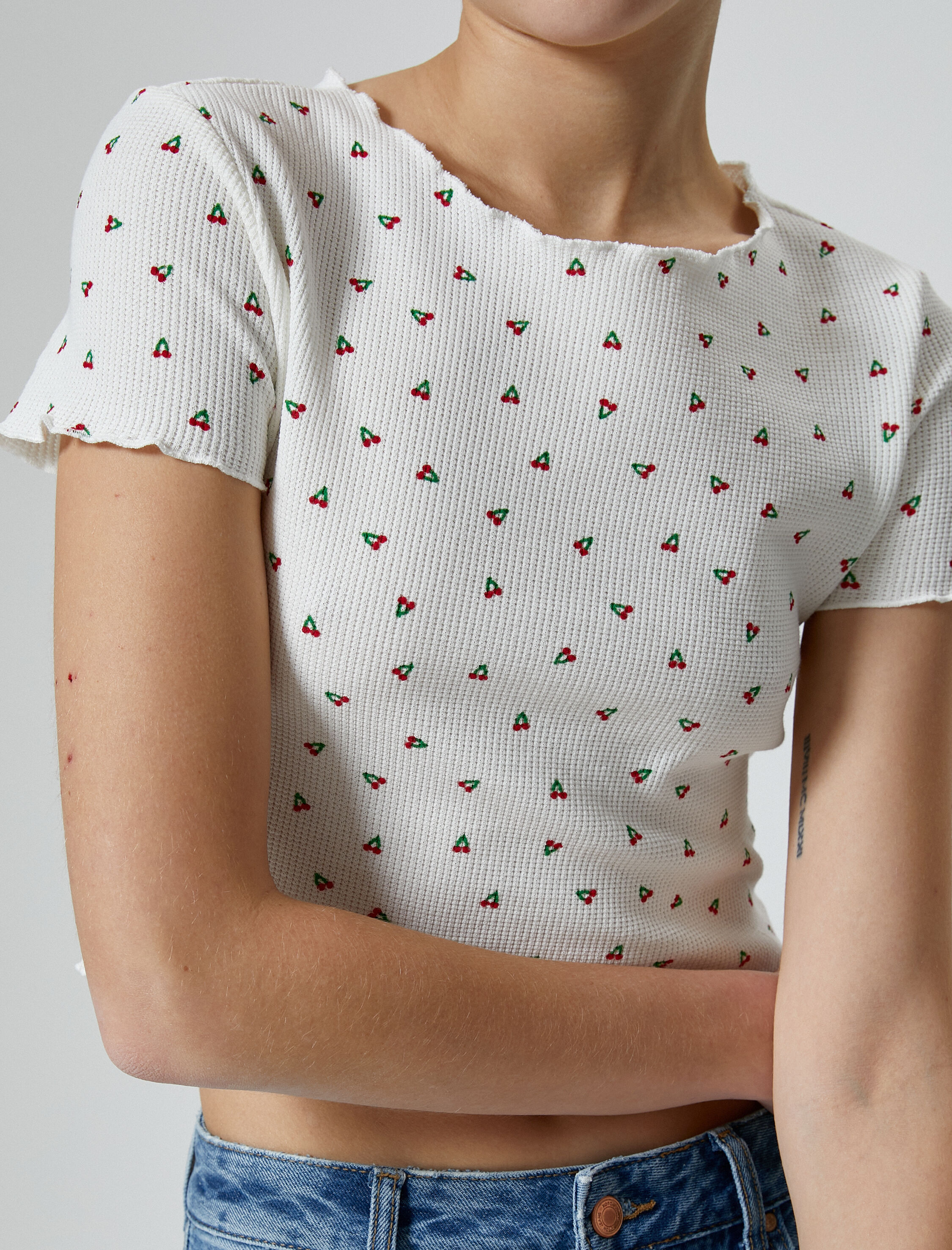   Kiraz Baskılı Crop Tişört Bisiklet Yaka Kısa Kollu Dokulu Pamuklu