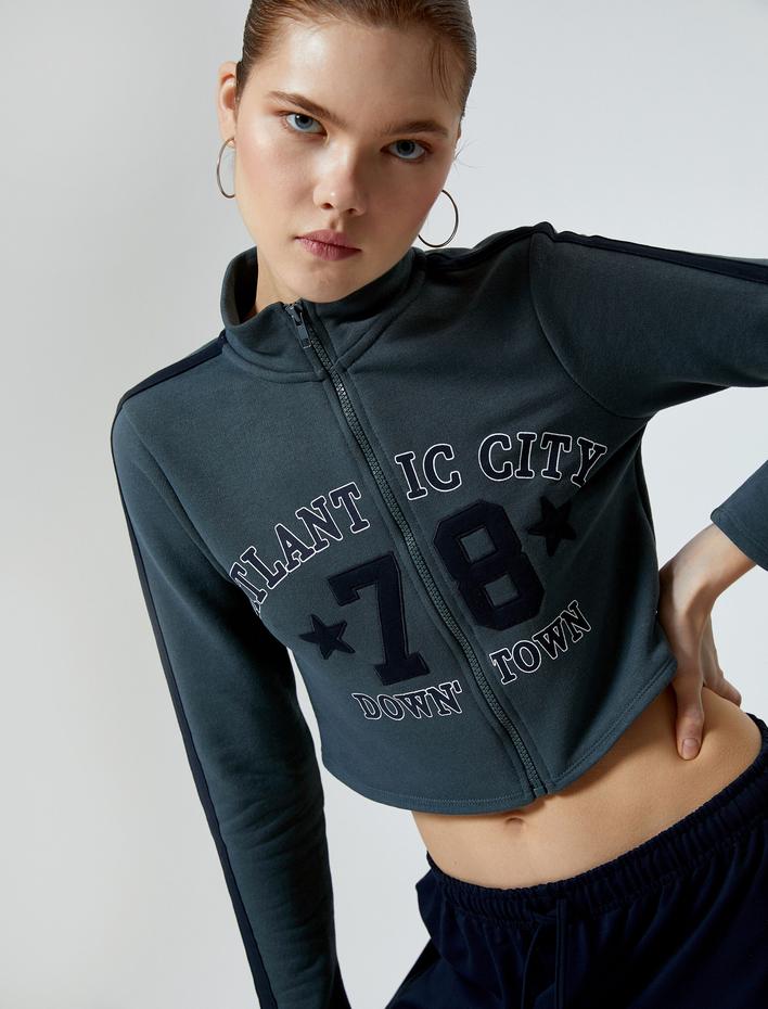  Şardonlu Kolej Crop Sweatshirt Fermuarlı Dik Yaka Baskılı