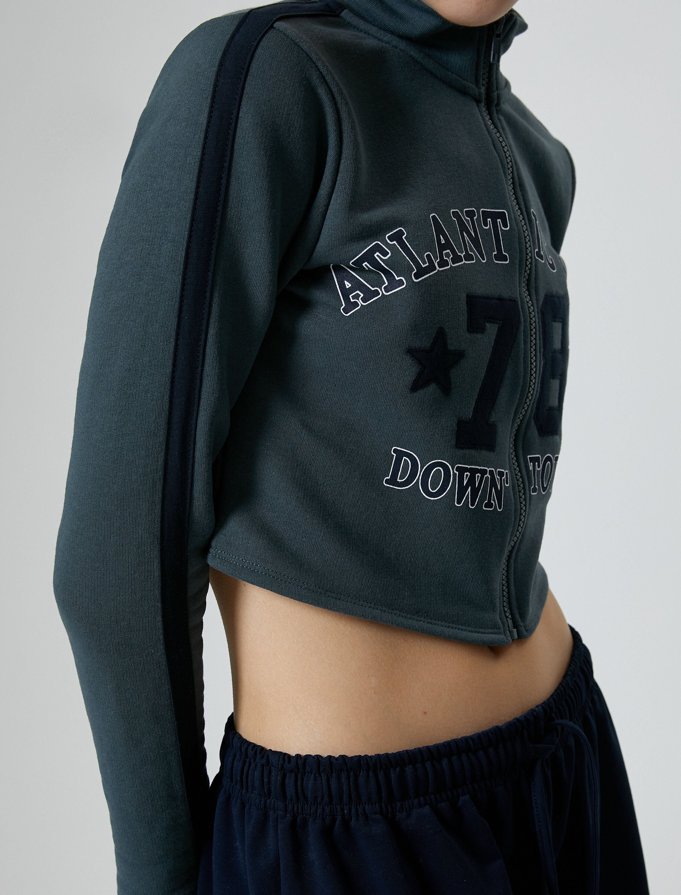   Şardonlu Kolej Crop Sweatshirt Fermuarlı Dik Yaka Baskılı