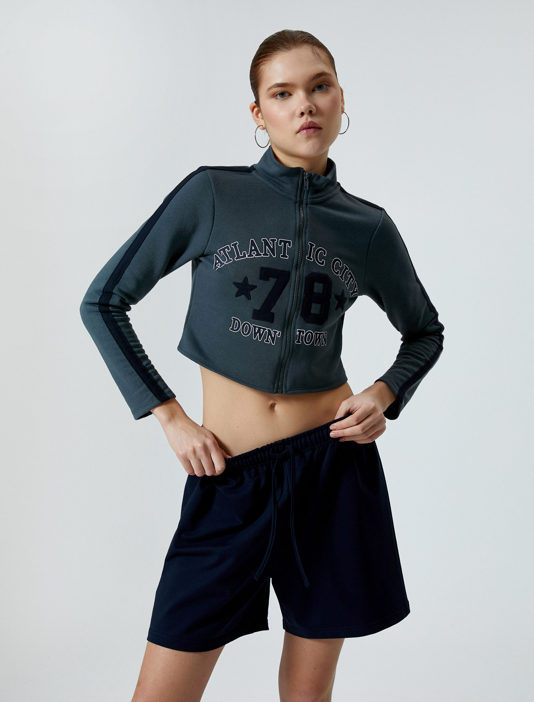   Şardonlu Kolej Crop Sweatshirt Fermuarlı Dik Yaka Baskılı