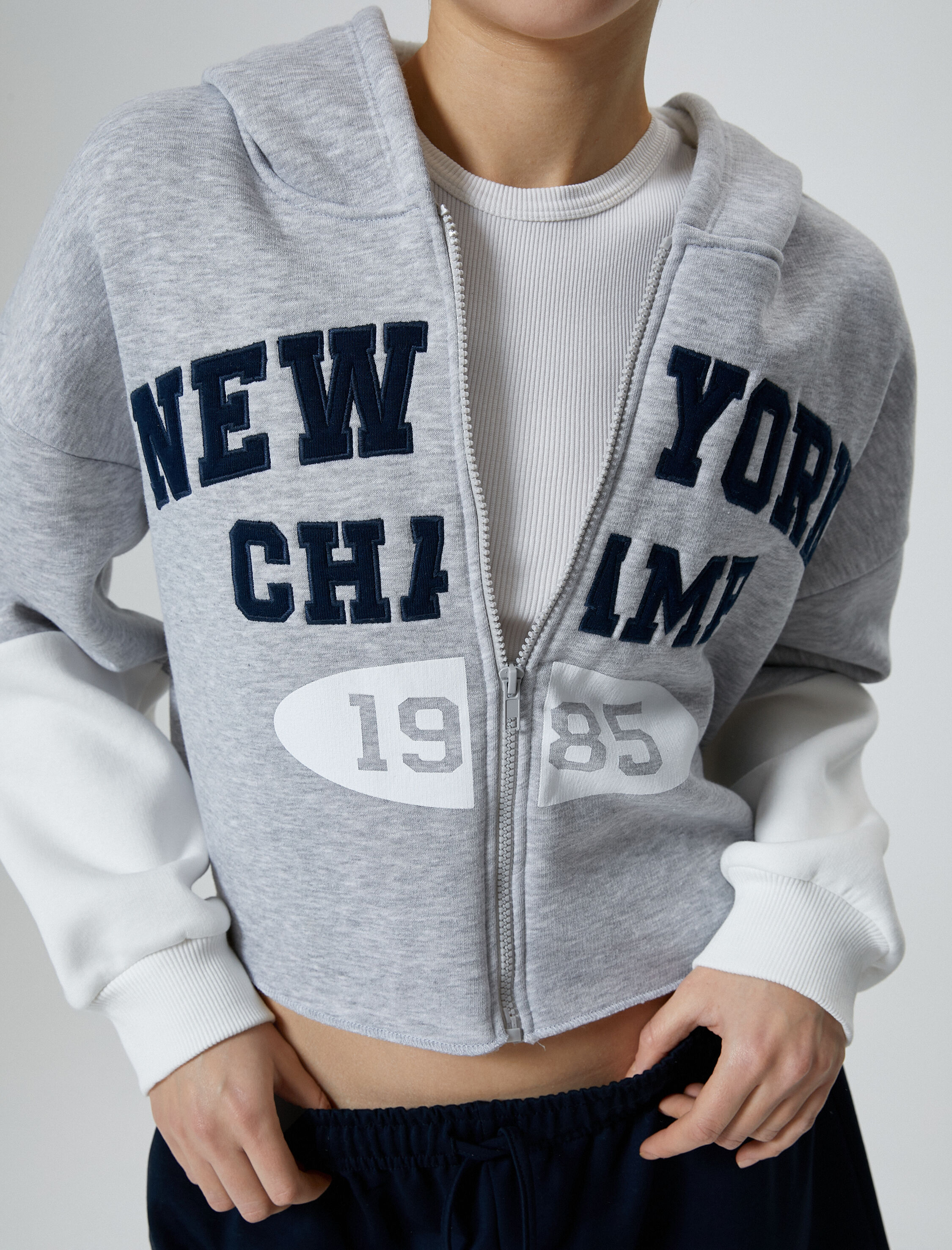   Şardonlu Kapüşonlu Fermuarlı Sweatshirt Crop Uzun Kollu İşlemeli