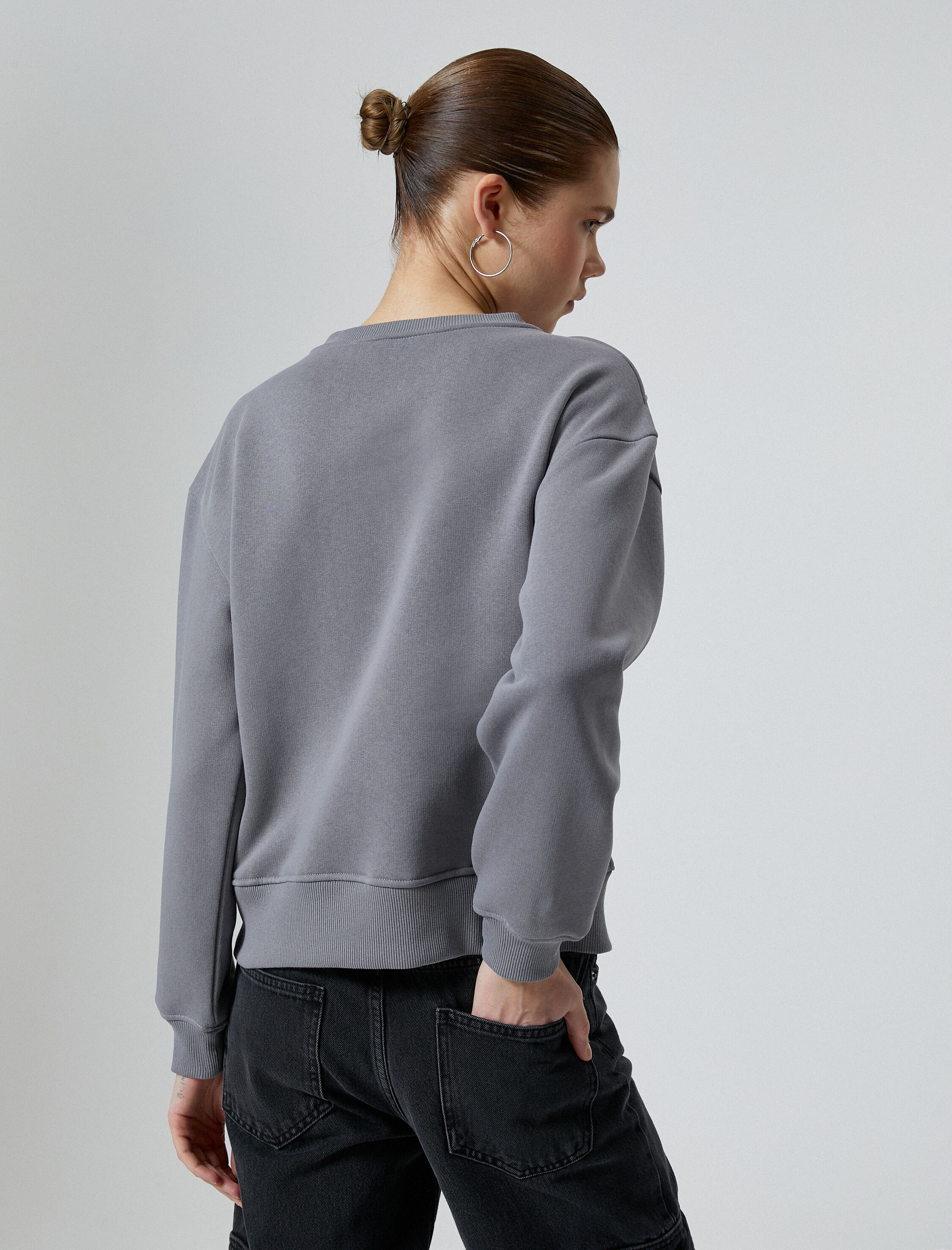   Pencere Detaylı Sweatshirt Uzun Kollu Bisiklet Yaka Rahat Kalıp