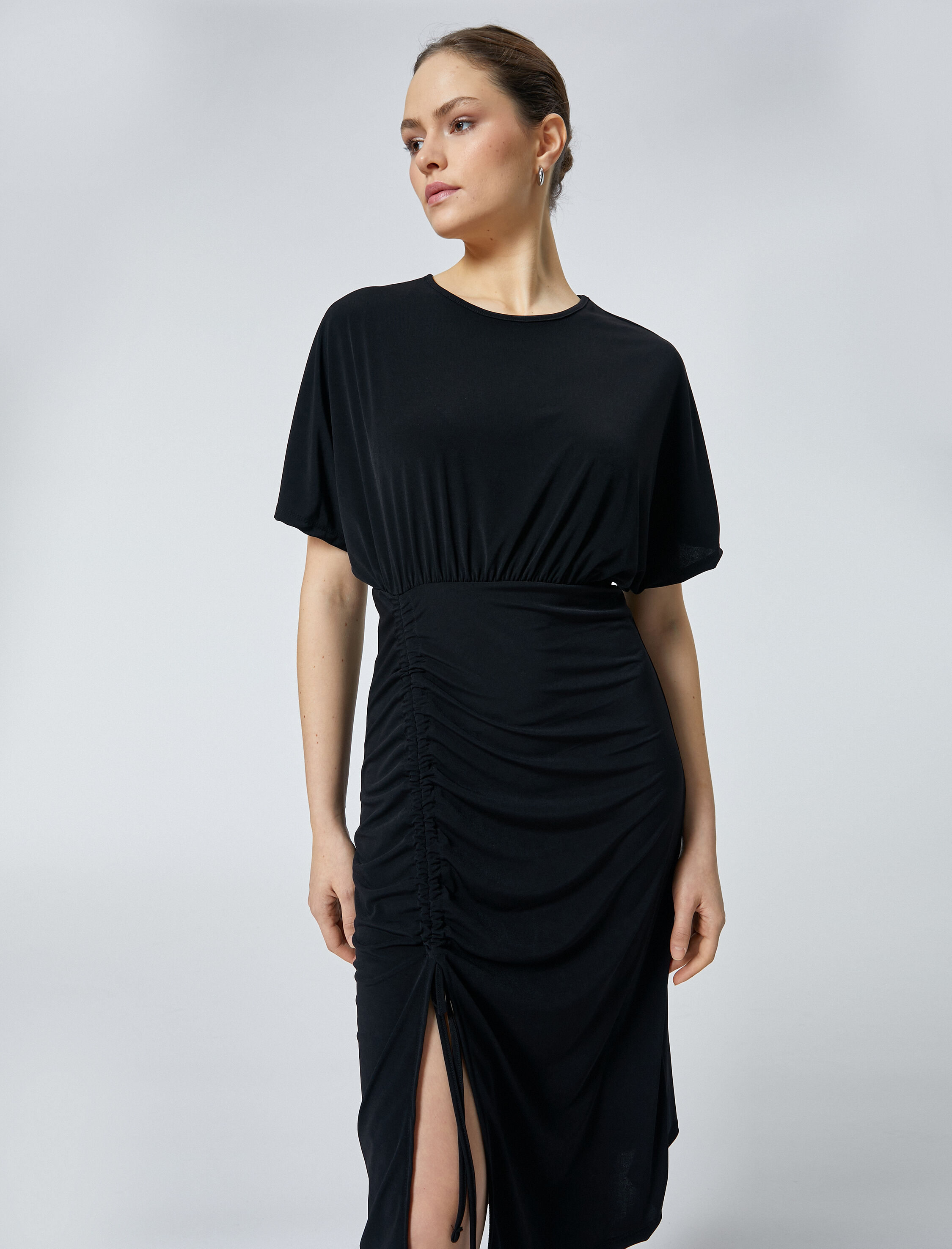   Midi Elbise Drapeli Kısa Kollu Yırtmaçlı Fiyonk Detaylı