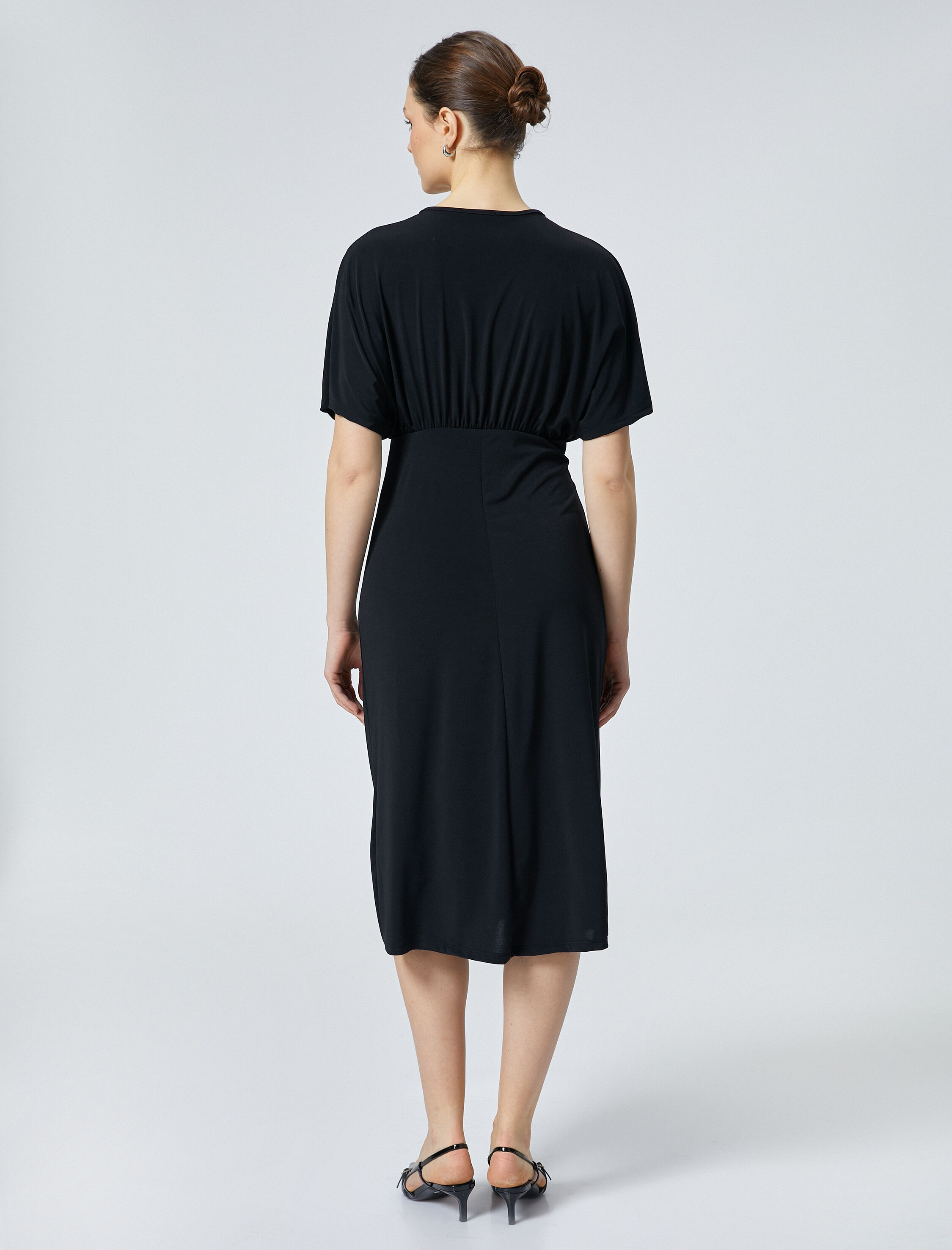   Midi Elbise Drapeli Kısa Kollu Yırtmaçlı Fiyonk Detaylı