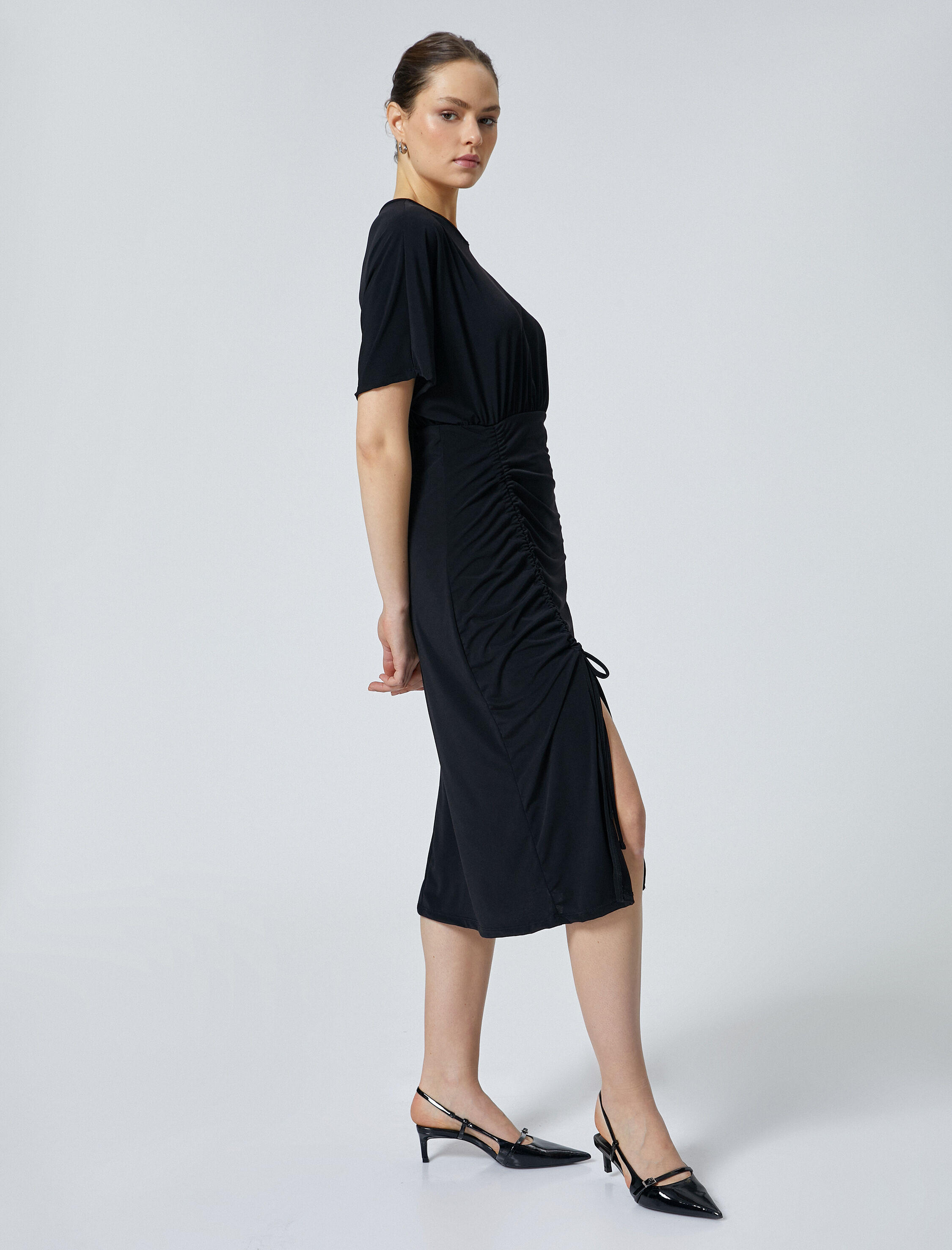   Midi Elbise Drapeli Kısa Kollu Yırtmaçlı Fiyonk Detaylı