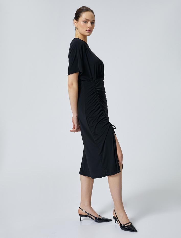  Midi Elbise Drapeli Kısa Kollu Yırtmaçlı Fiyonk Detaylı