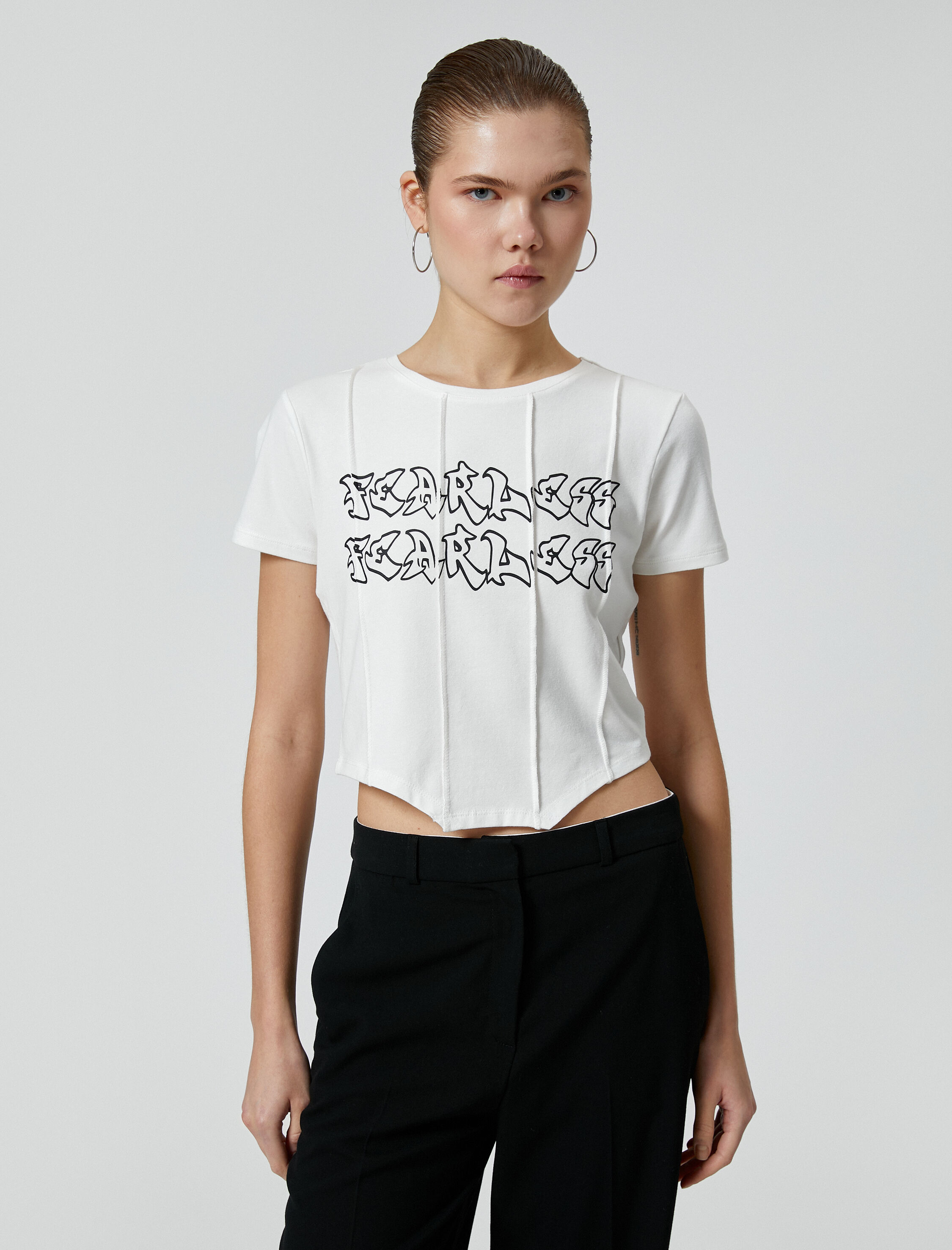   Crop Tişört Asimetrik Kesim Baskılı Kısa Kollu Bisiklet Yaka Pamuklu