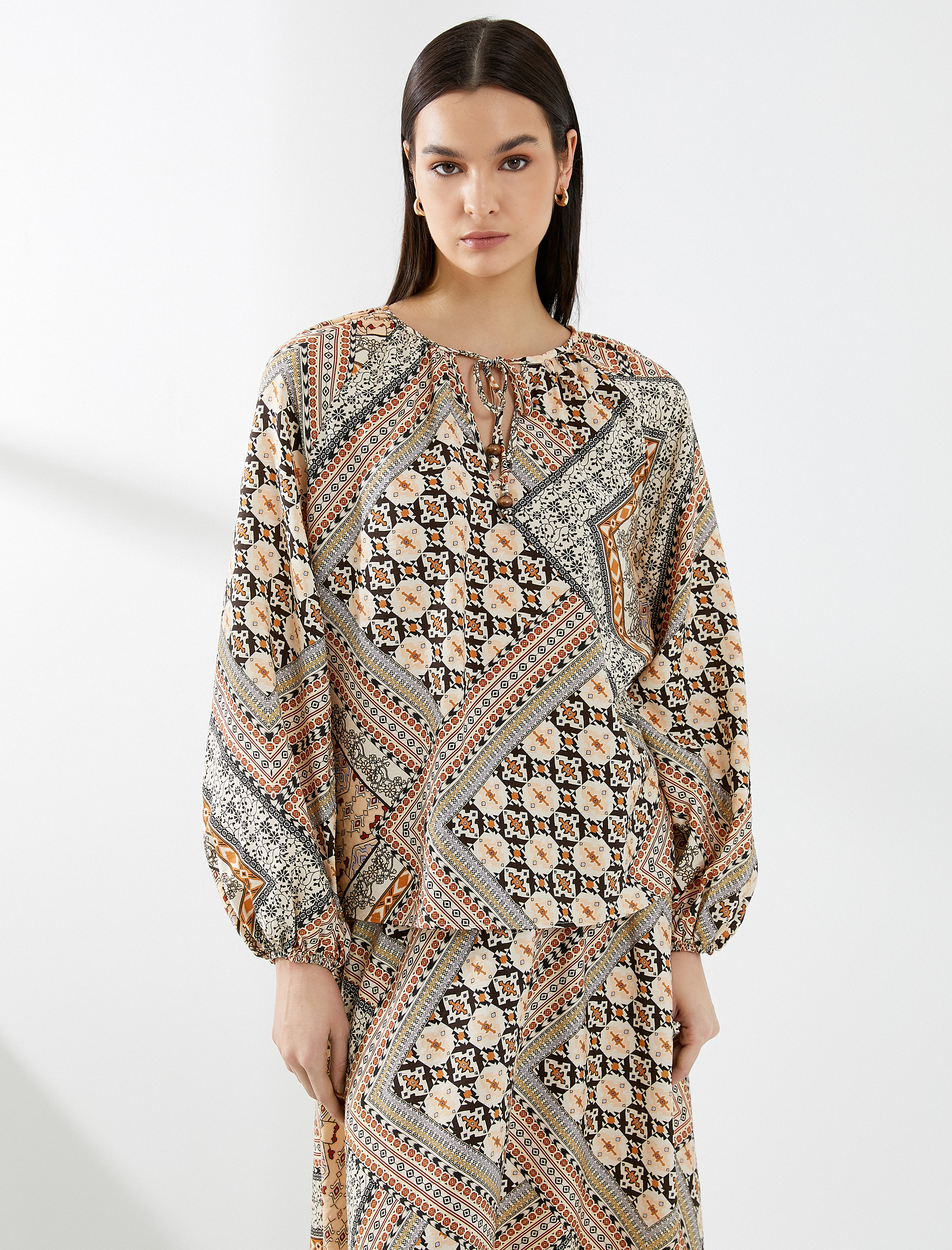   Balon Kollu Bluz Etnik Desenli Pencere Detaylı Viskon Karışımlı