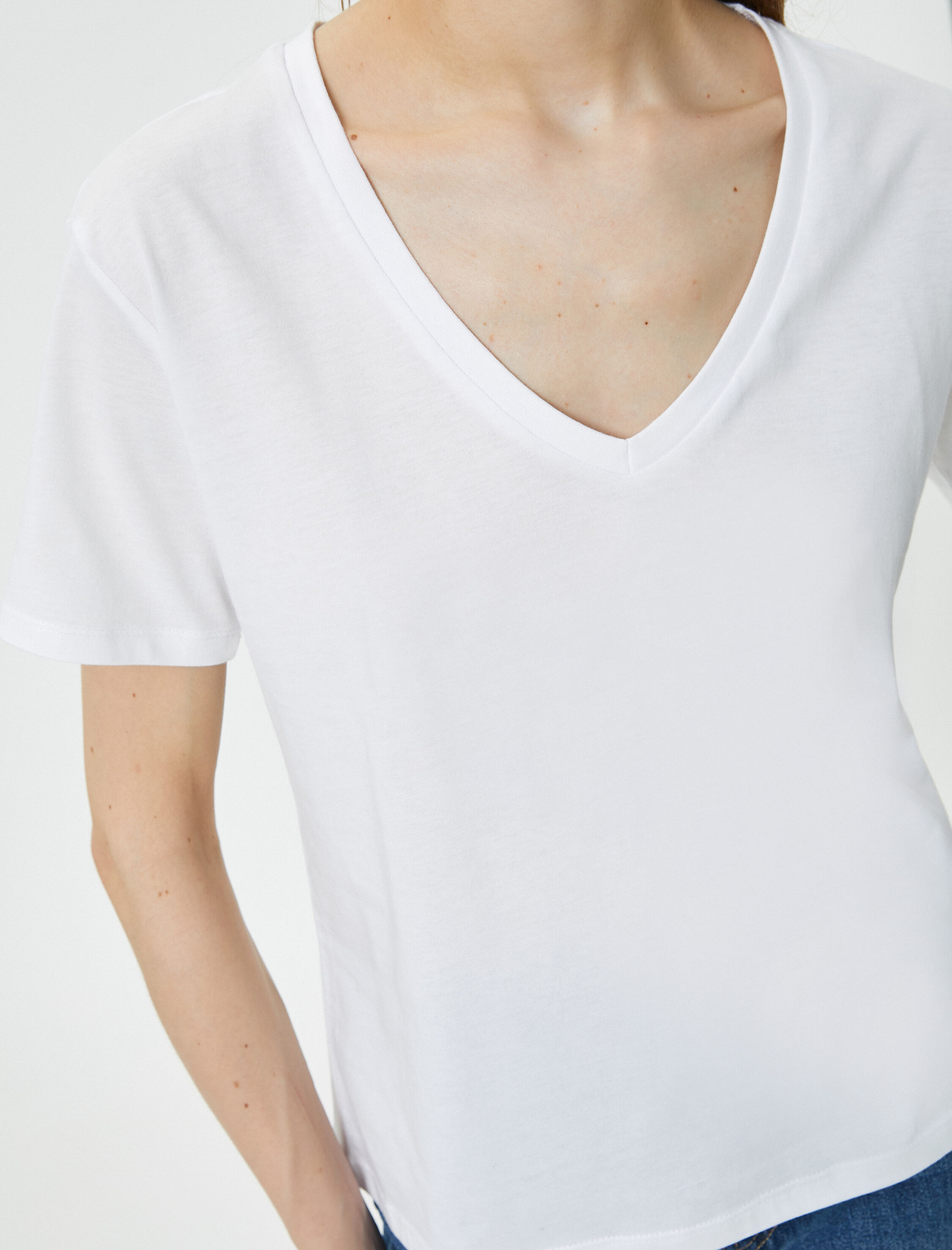   Basic Tişört V Yaka Kısa Kollu Pamuklu