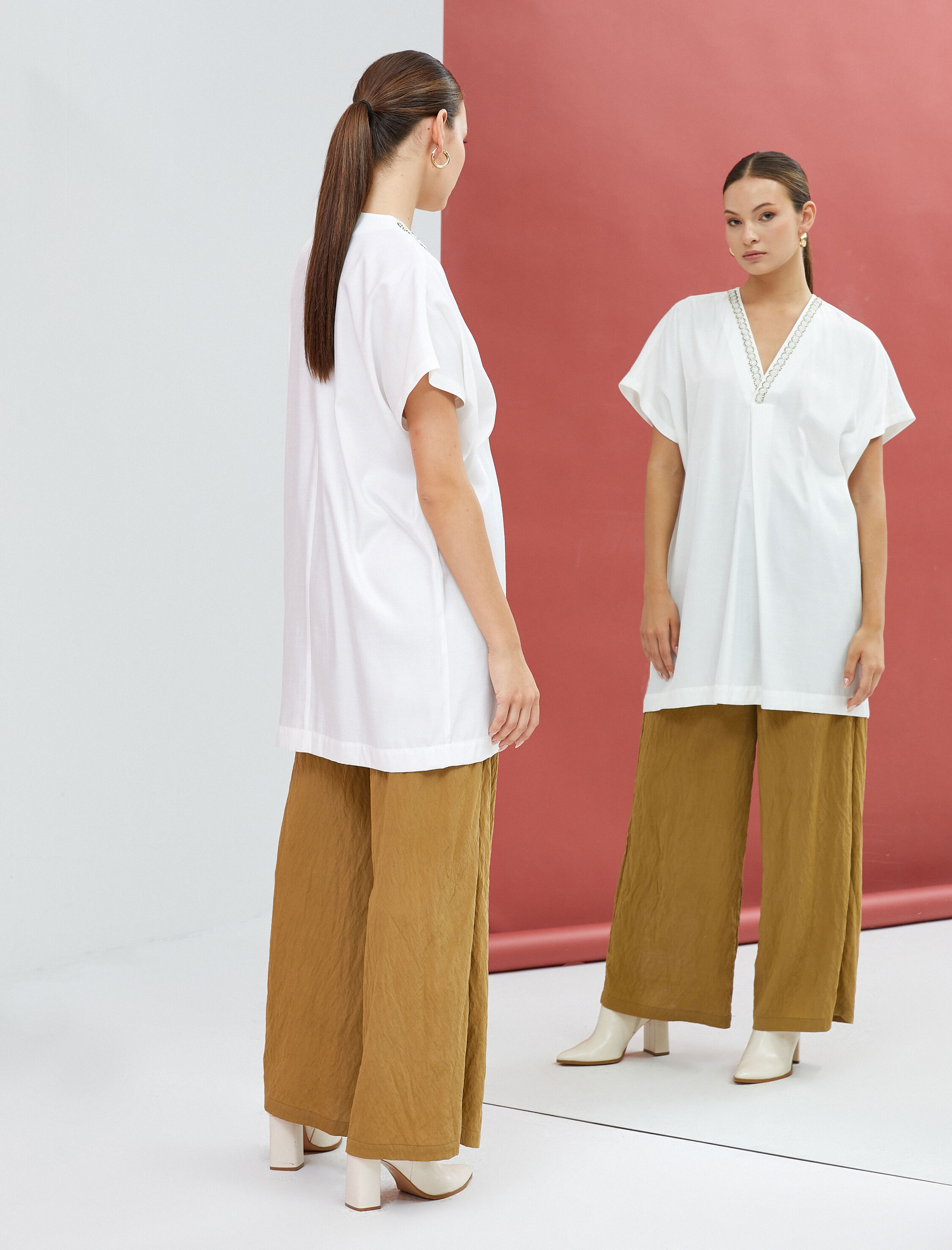   Uzun Tunik Kısa Kollu V Yaka Aksesuar Detaylı