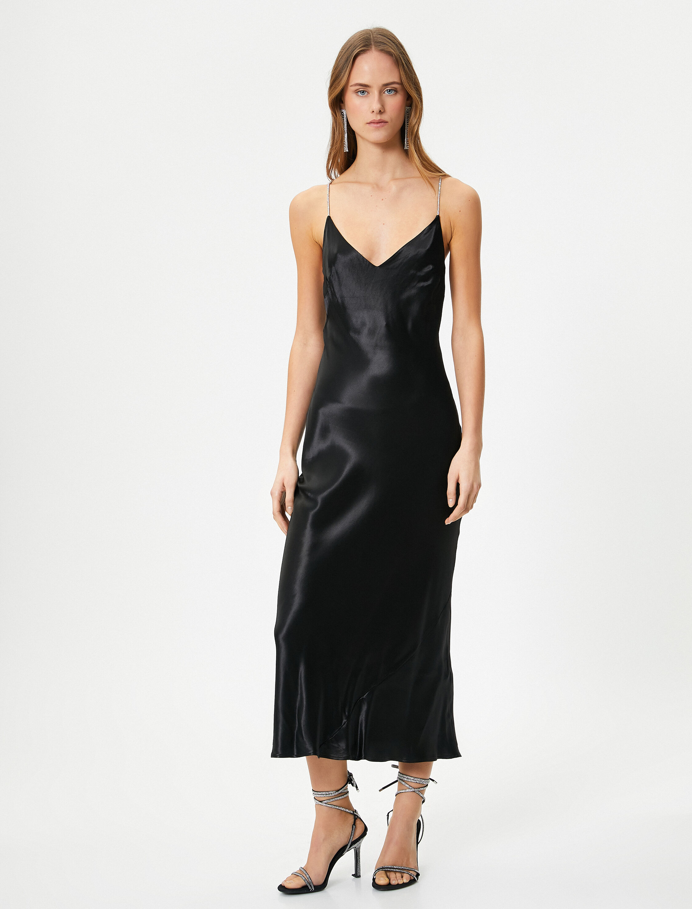 Saten Uzun Elbise İnce Metalik Askılı Sırt Dekolteli V Yaka