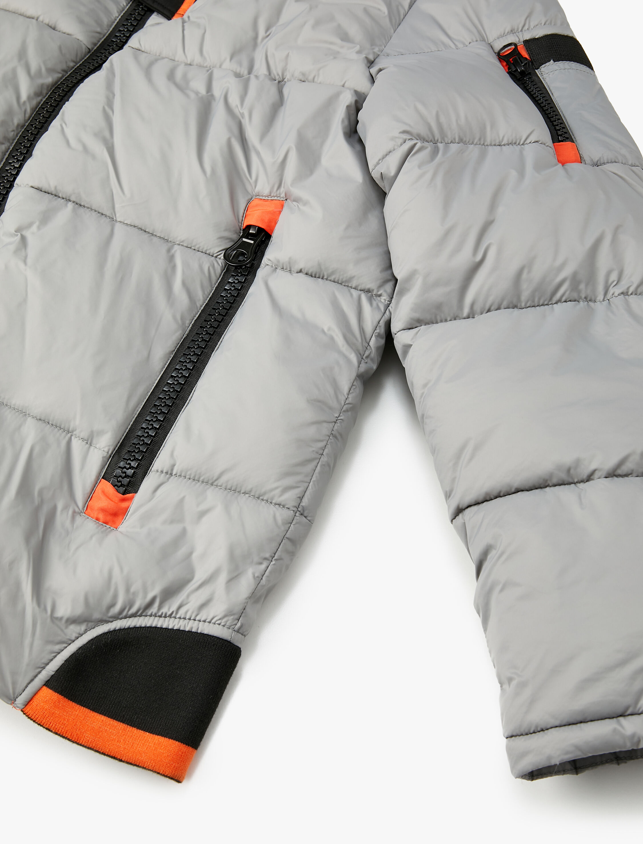   Şişme Mont Kapşonlu Fermuarlı Etiket Detaylı Cepli