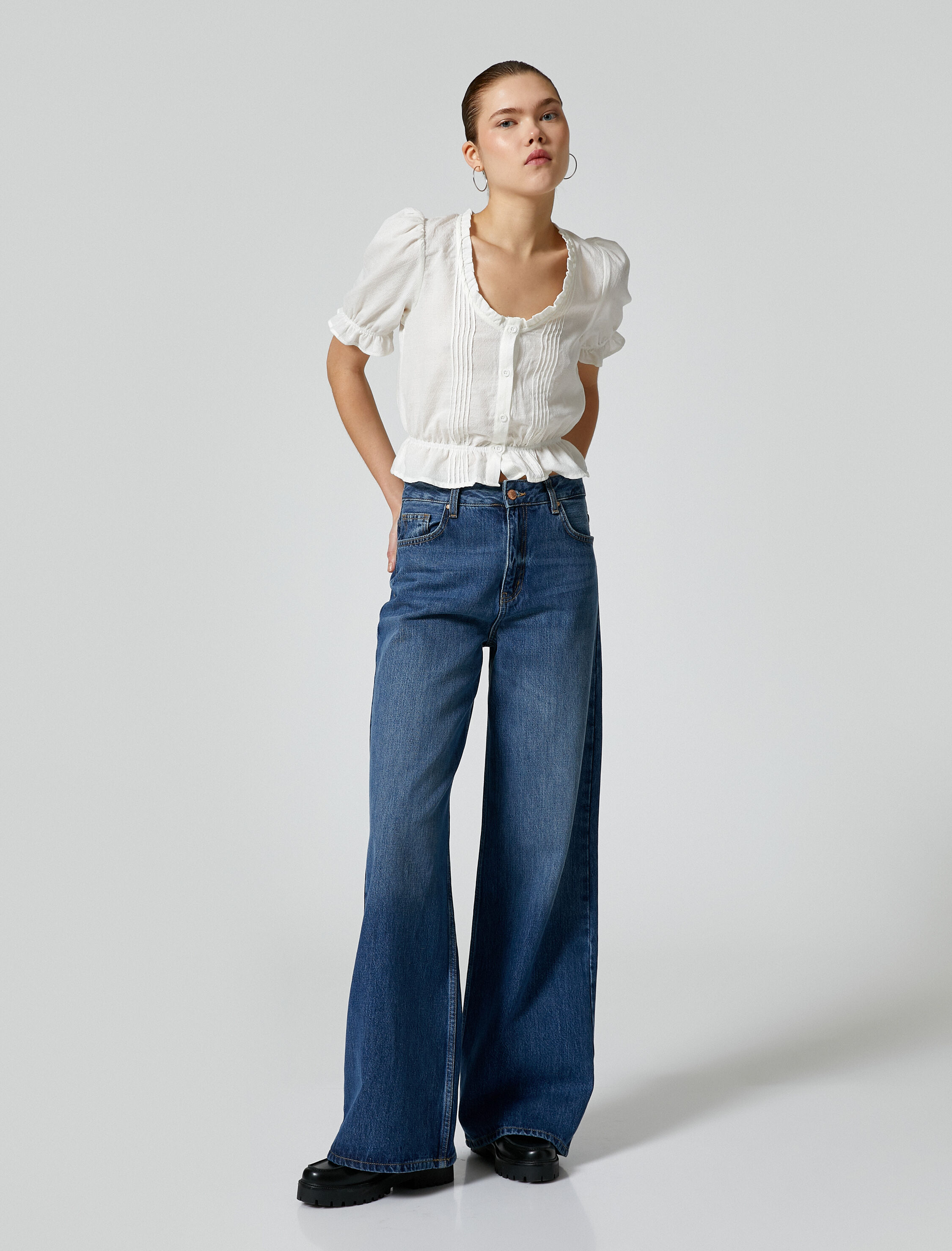   Balon Kol Crop Bluz Düğmeli Fırfırlı Pamuklu