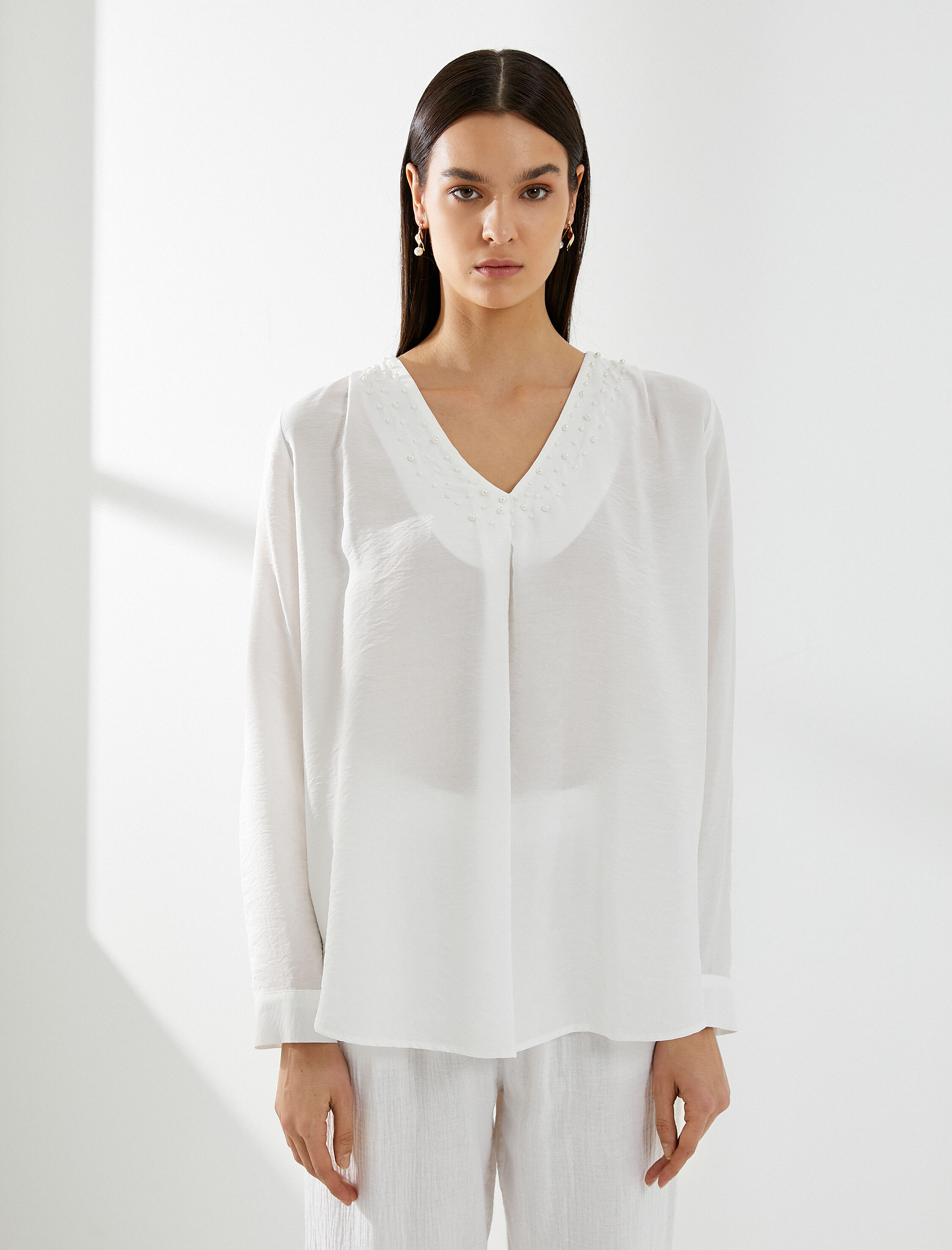   İncili Bluz V Yaka Uzun Kollu Viskon Dokulu