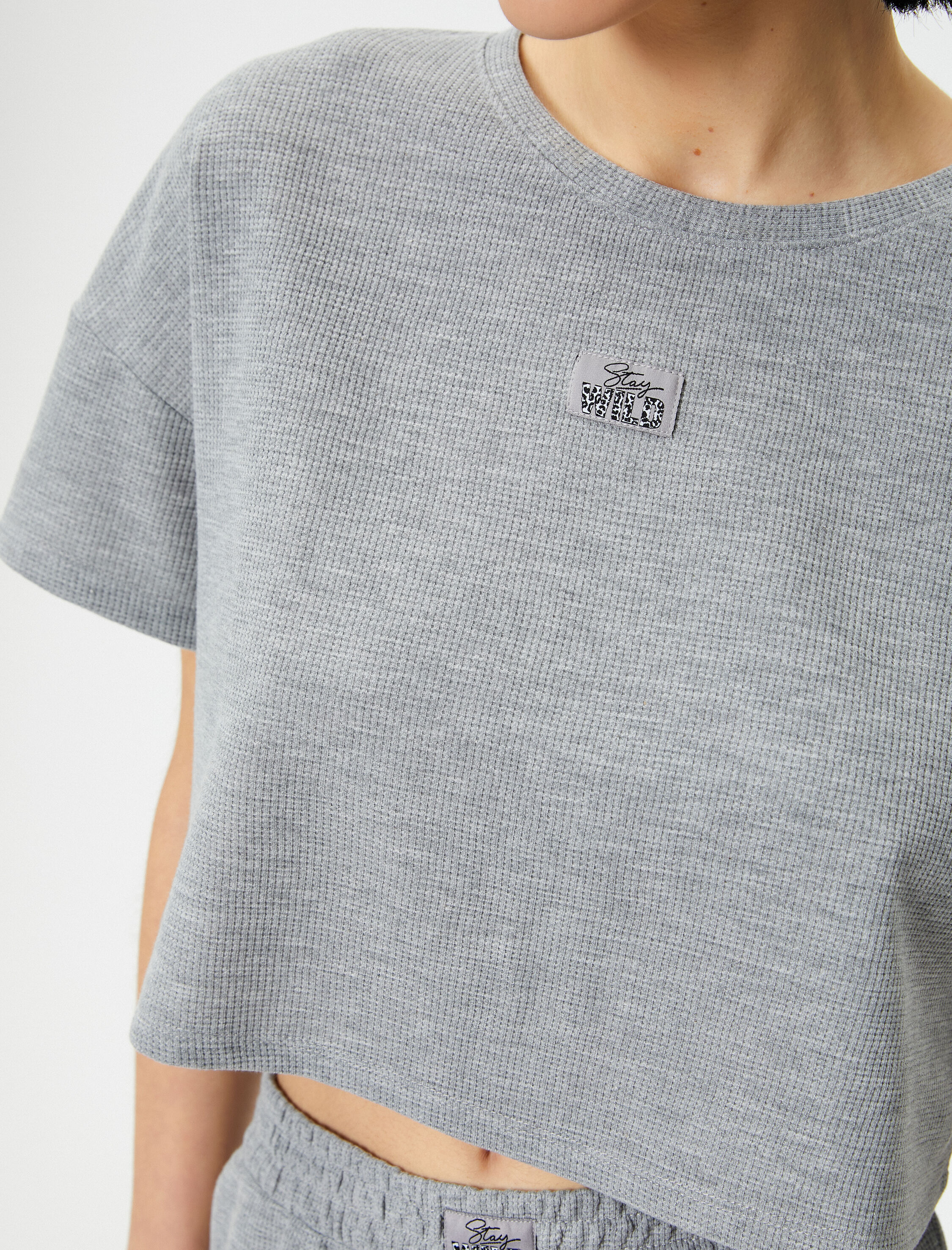   Crop Pijama Üstü Kısa Kollu Bisiklet Yaka Etiket Detaylı Dokulu