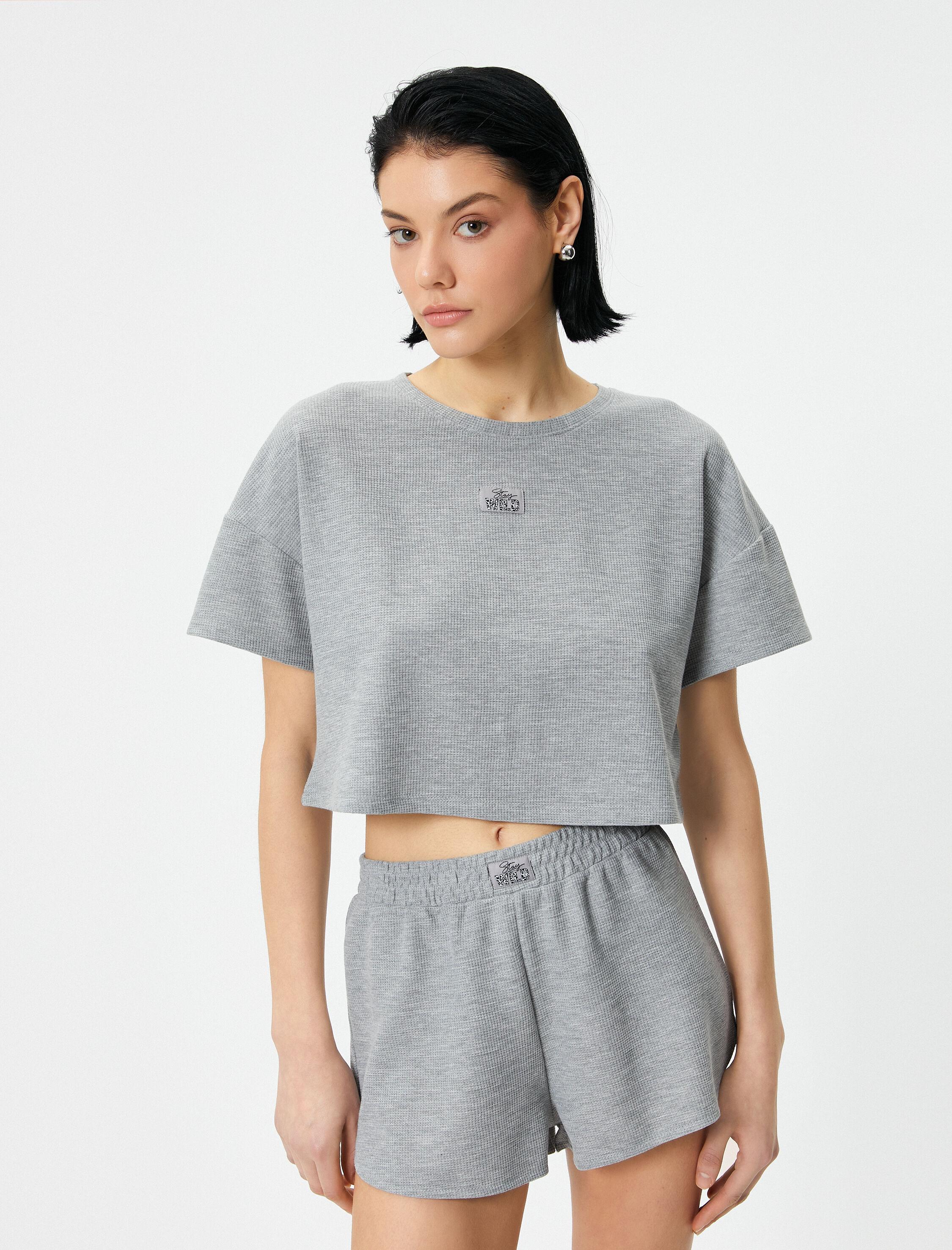   Crop Pijama Üstü Kısa Kollu Bisiklet Yaka Etiket Detaylı Dokulu