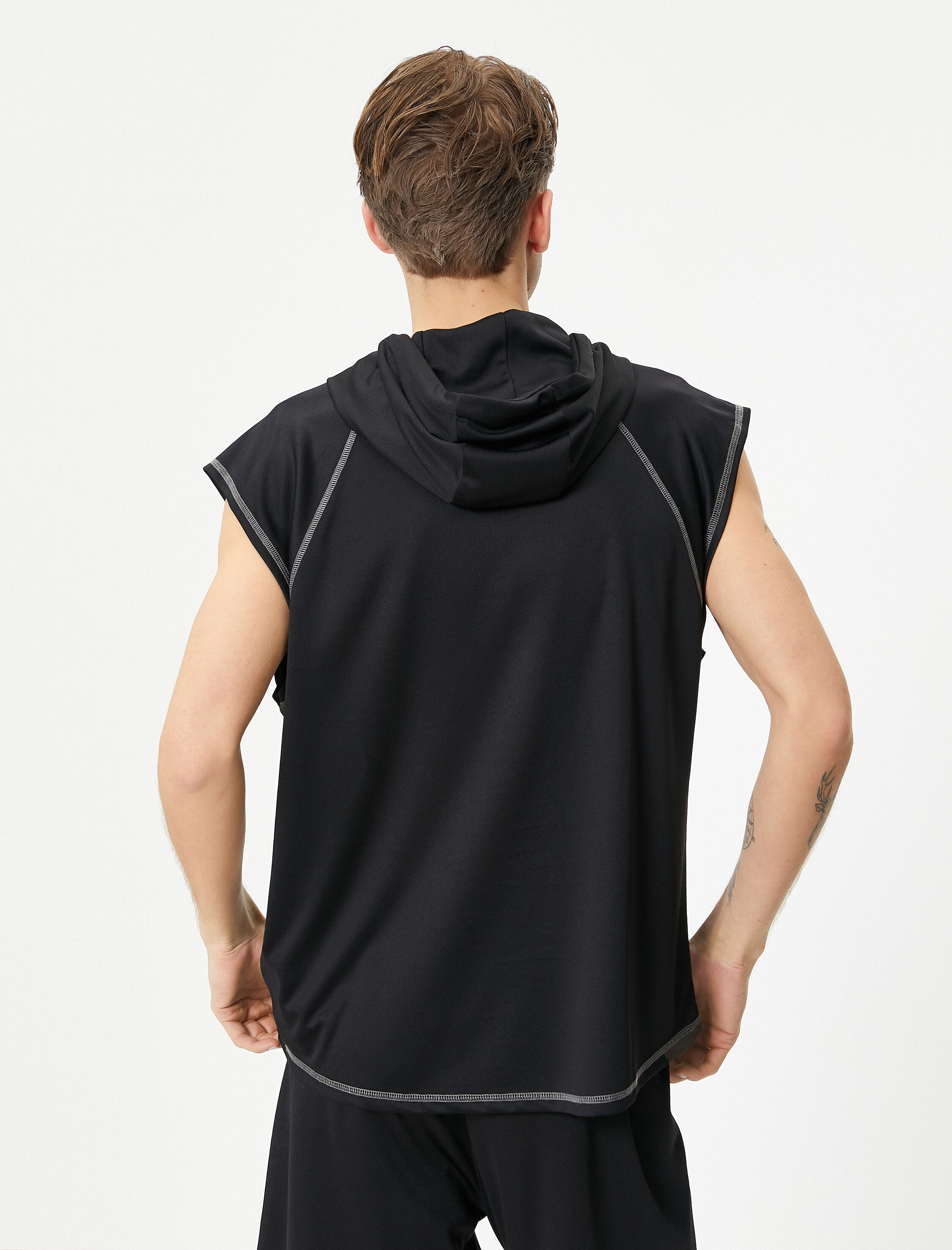   Sporcu Atleti Kapşonlu Dikiş Detaylı Kolsuz Bağcık Yakalı