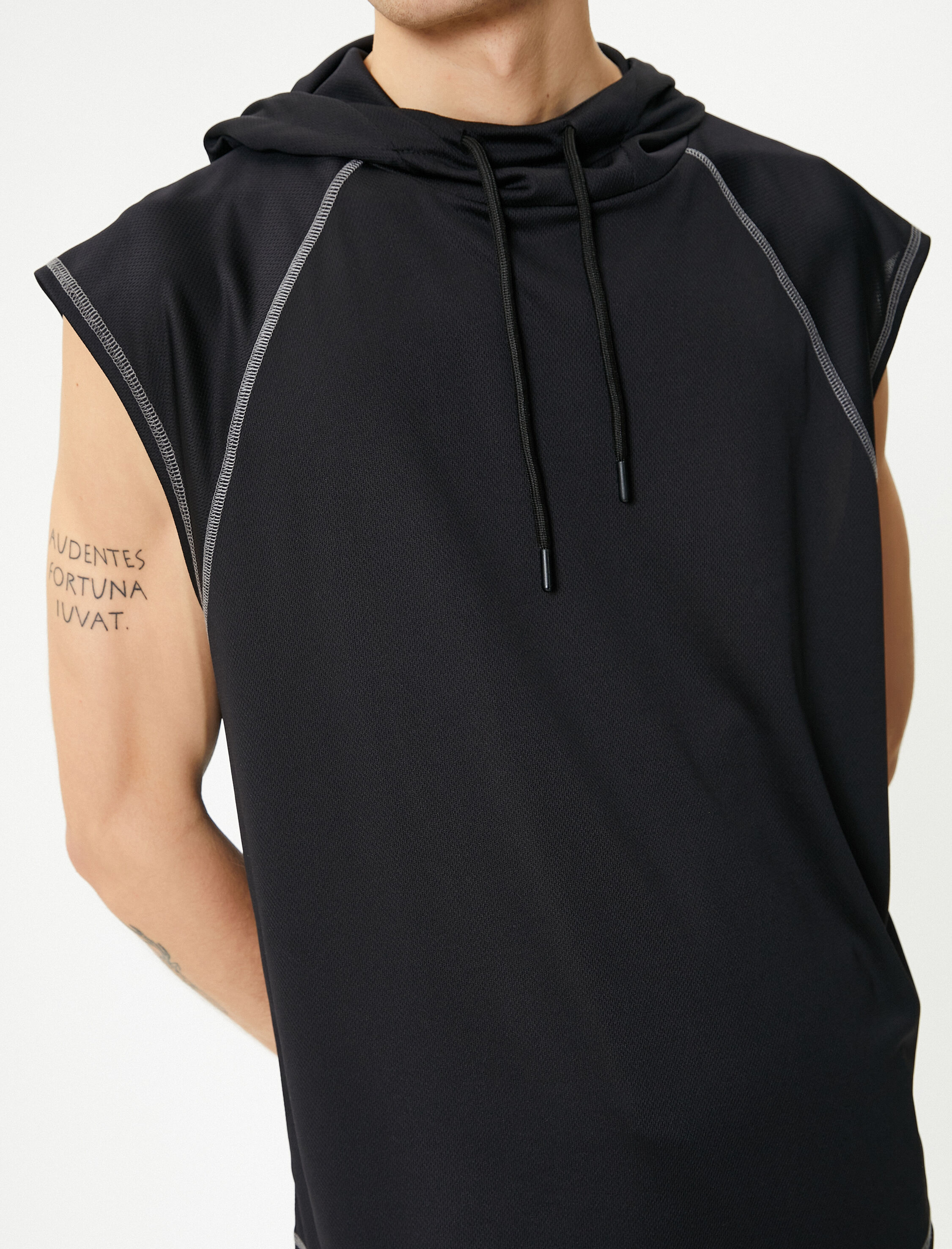   Sporcu Atleti Kapşonlu Dikiş Detaylı Kolsuz Bağcık Yakalı