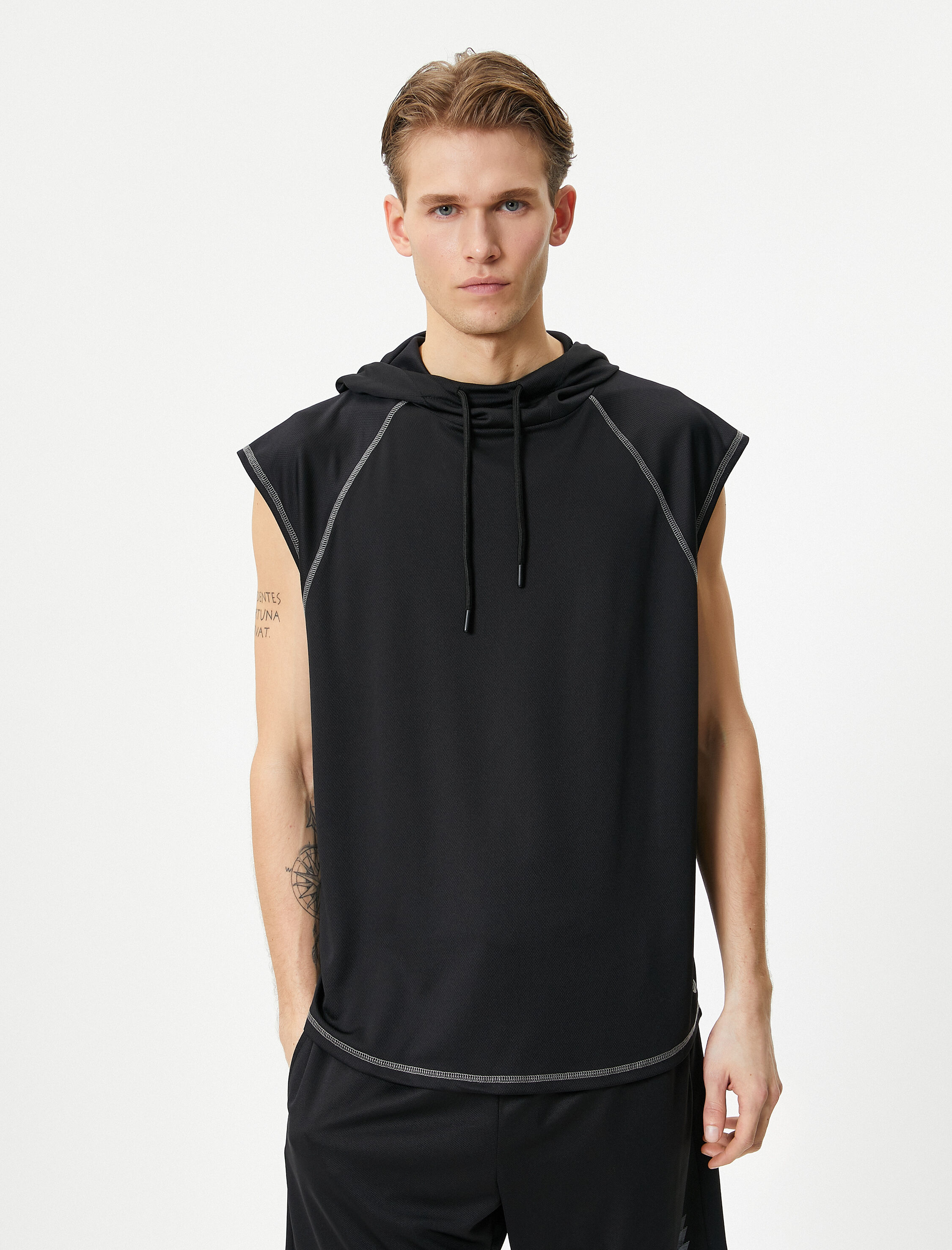   Sporcu Atleti Kapşonlu Dikiş Detaylı Kolsuz Bağcık Yakalı