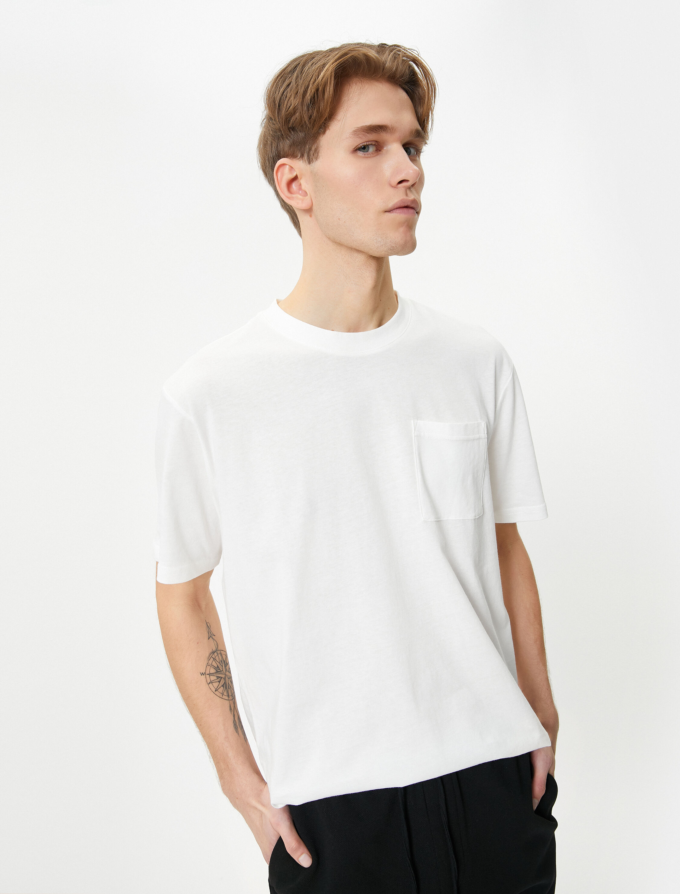   Basic Tişört Hafif Dik Yaka Tek Cep Detaylı Bisiklet Yaka Kısa Kollu