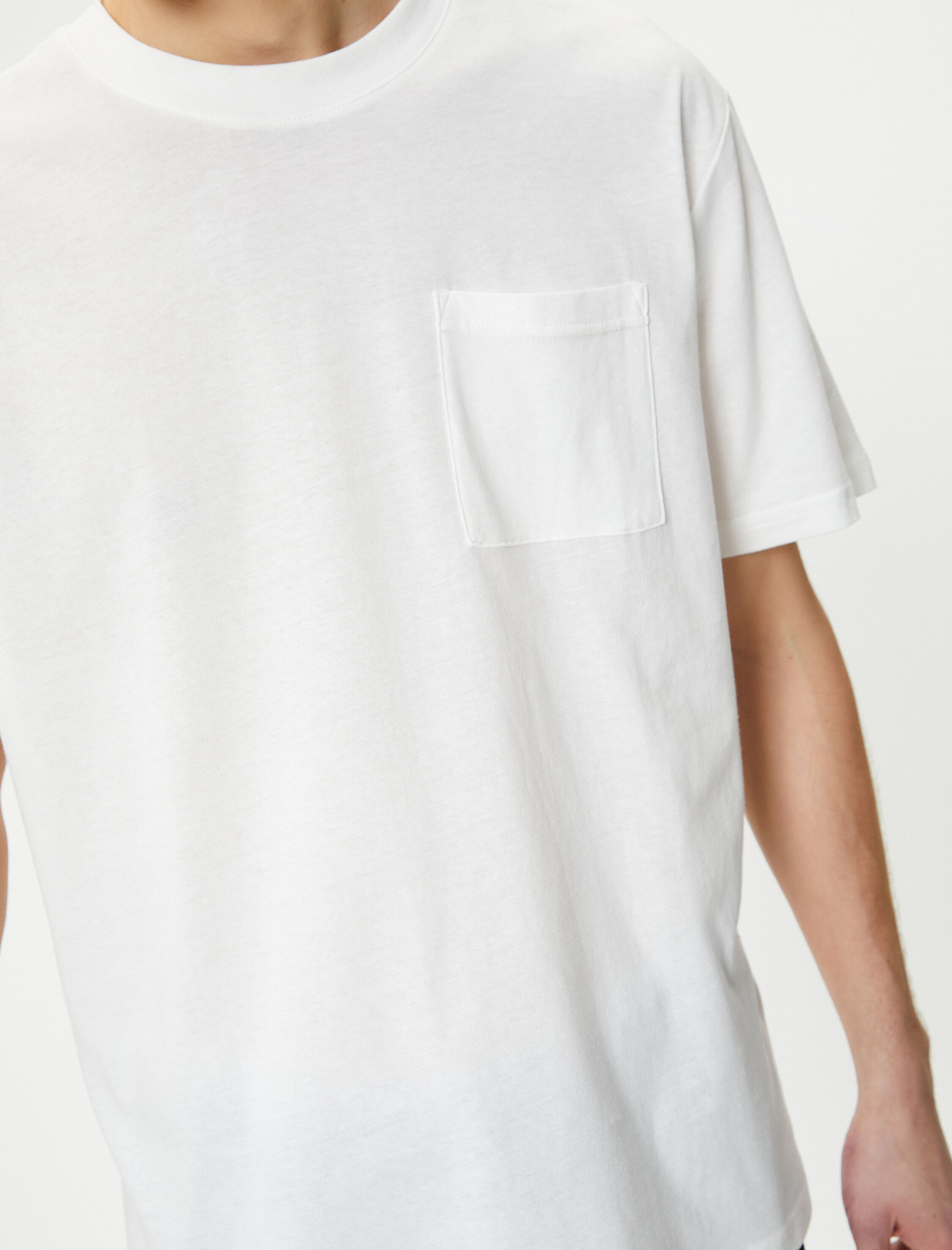   Basic Tişört Hafif Dik Yaka Tek Cep Detaylı Bisiklet Yaka Kısa Kollu