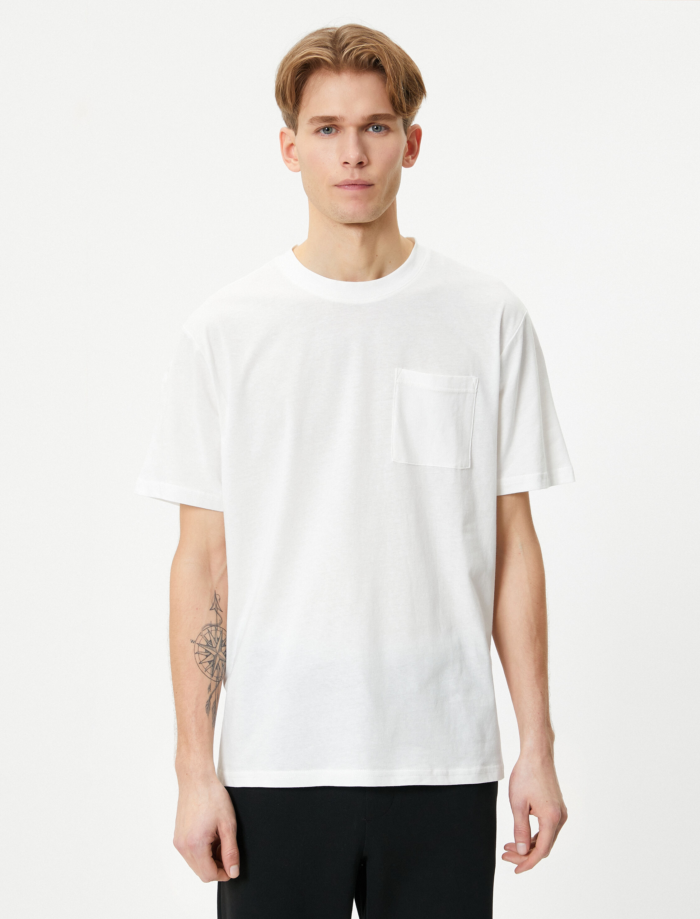   Basic Tişört Hafif Dik Yaka Tek Cep Detaylı Bisiklet Yaka Kısa Kollu