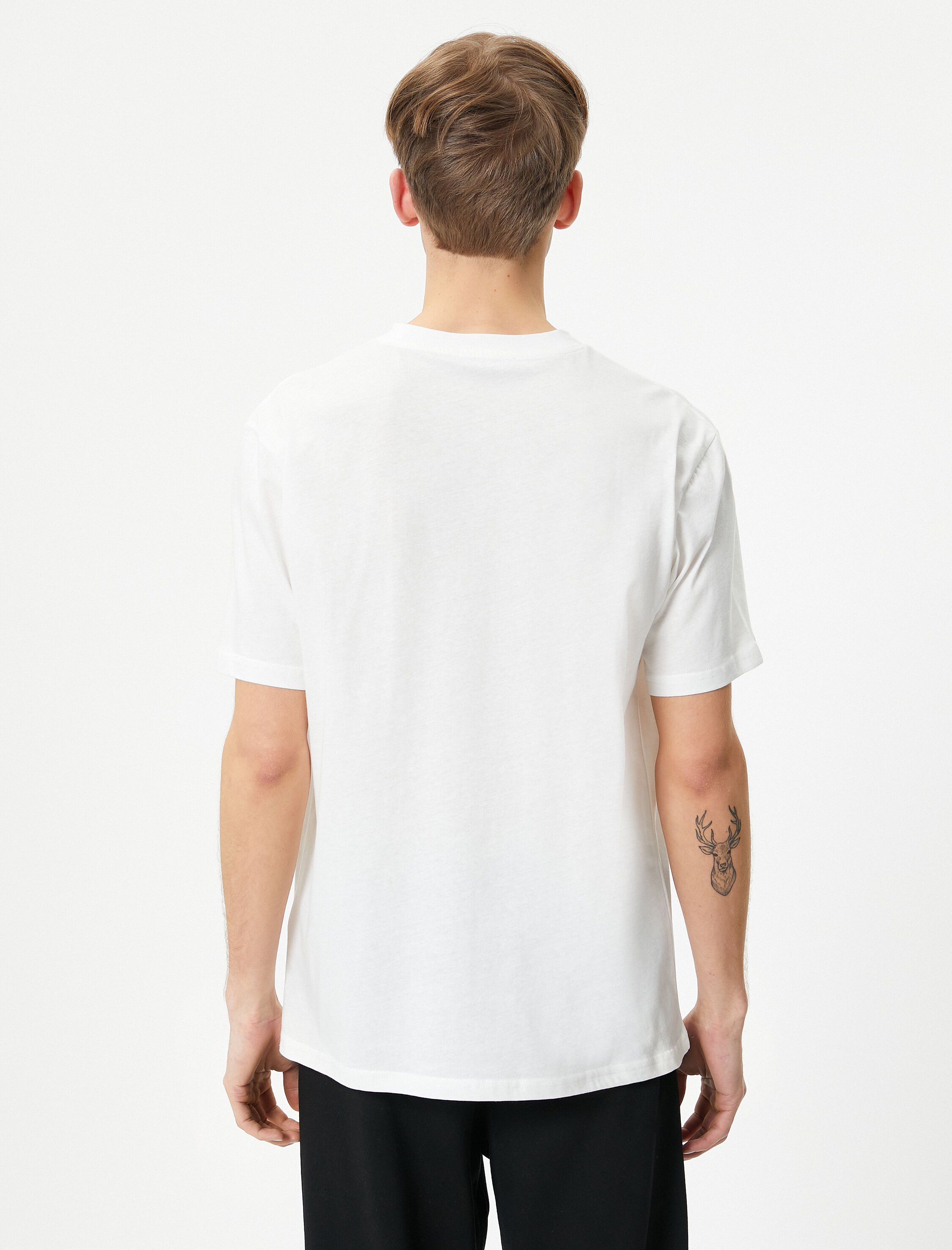   Basic Tişört Hafif Dik Yaka Tek Cep Detaylı Bisiklet Yaka Kısa Kollu