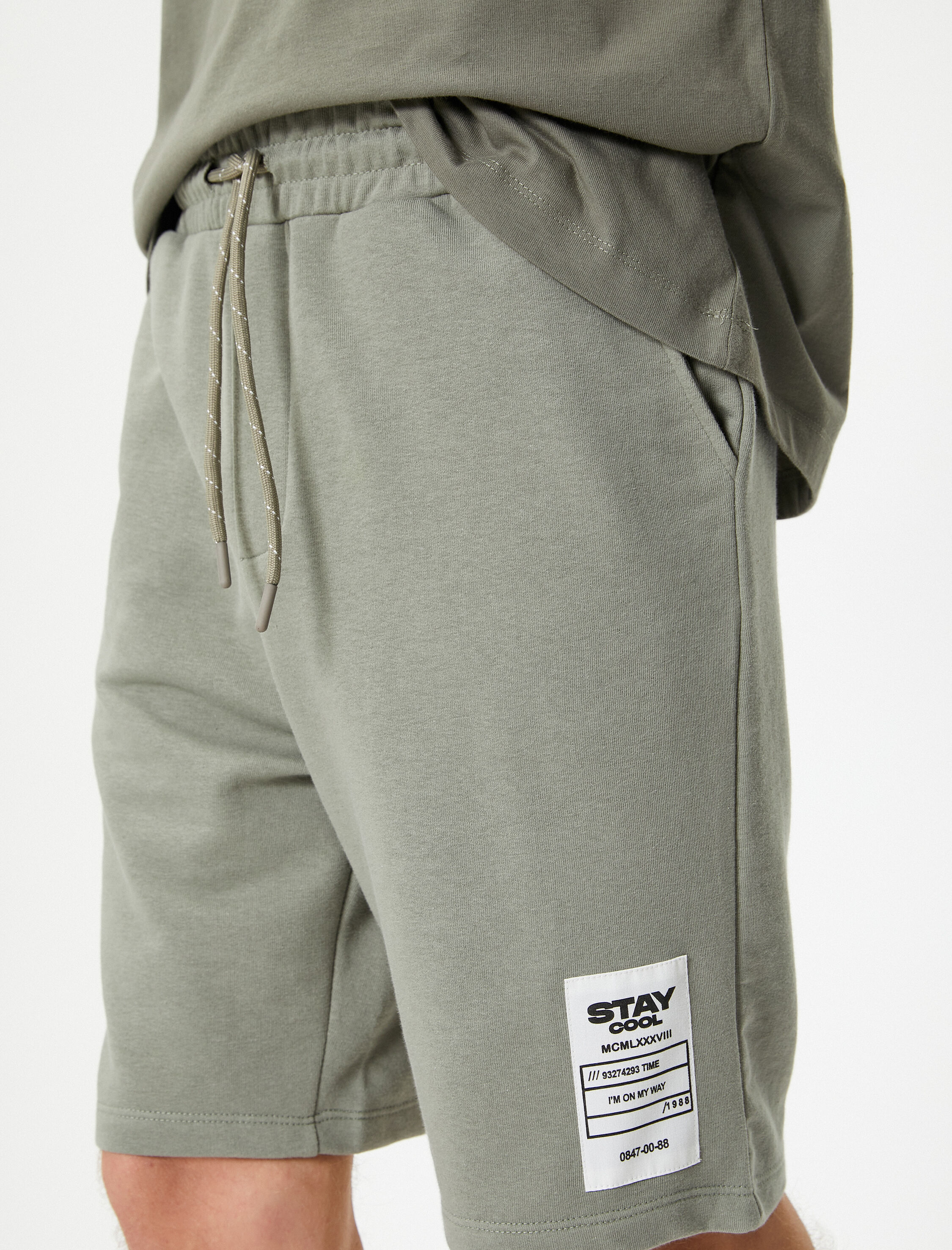   Bermuda Şort Etiket Baskılı Beli Bağcıklı Cep Detaylı