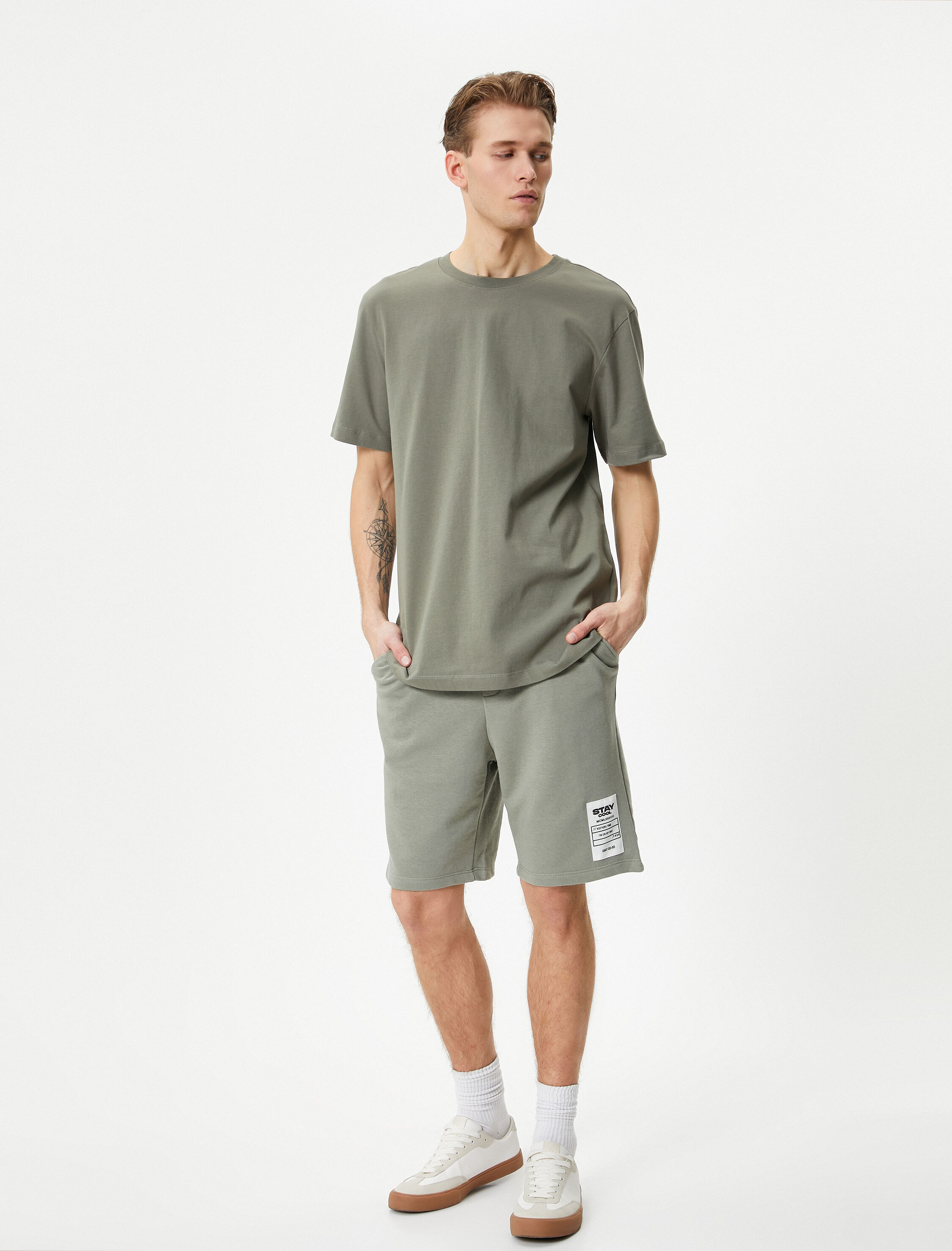   Bermuda Şort Etiket Baskılı Beli Bağcıklı Cep Detaylı