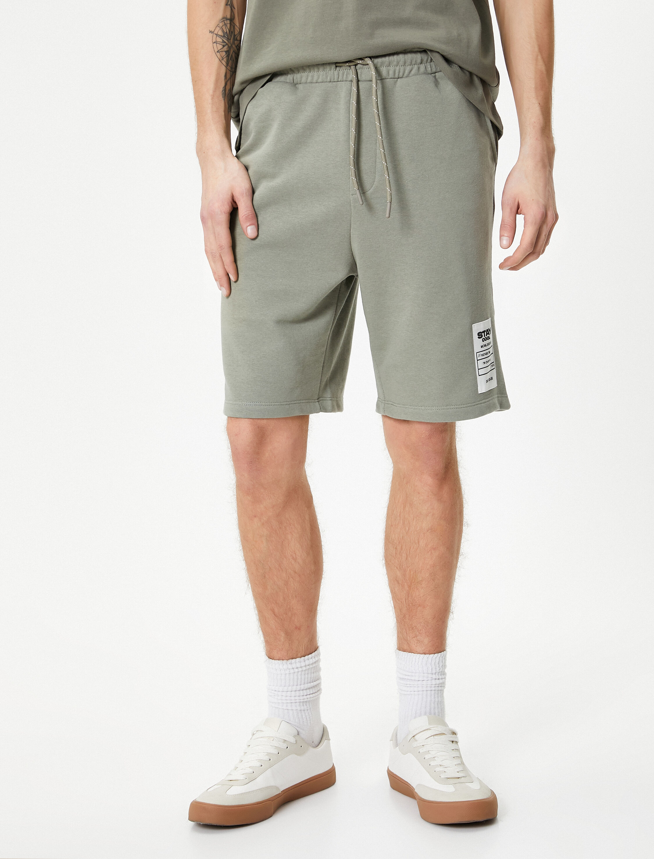   Bermuda Şort Etiket Baskılı Beli Bağcıklı Cep Detaylı