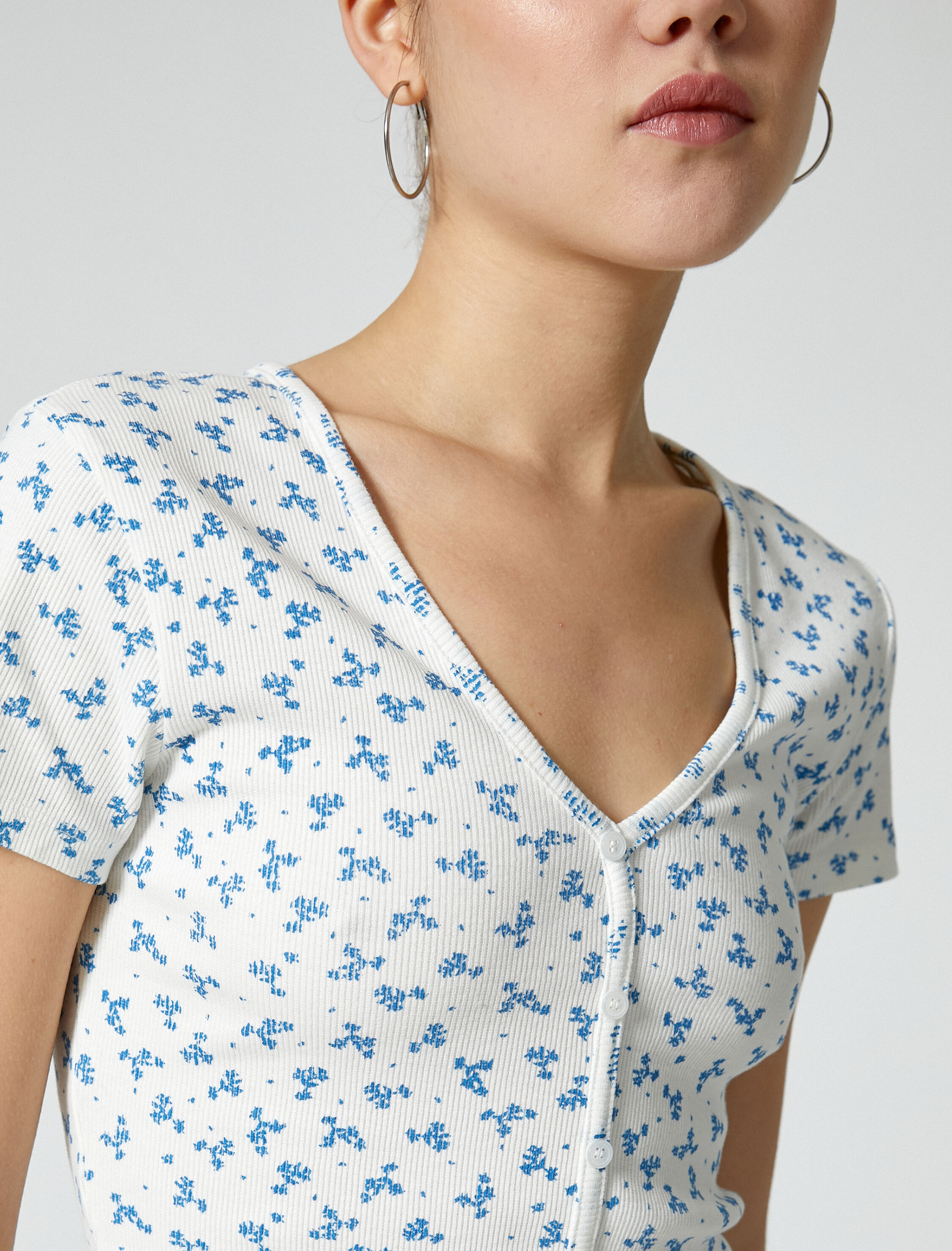   Crop Çiçekli Tişört Düğmeli V Yaka Ribanalı Slim Fit Kısa Kollu Pamuklu